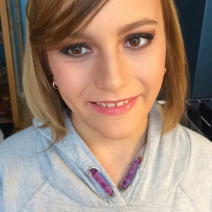 Emiline participe au concours pour gagner de l'argent avec cette photo : bangs, beauty, blond, brown_hair, cheek, chin, eyebrow, eyelash, face, forehead, girl, hair, hair_coloring, hairstyle, human_hair_color, joy, layered_hair, lip, long_hair, person
