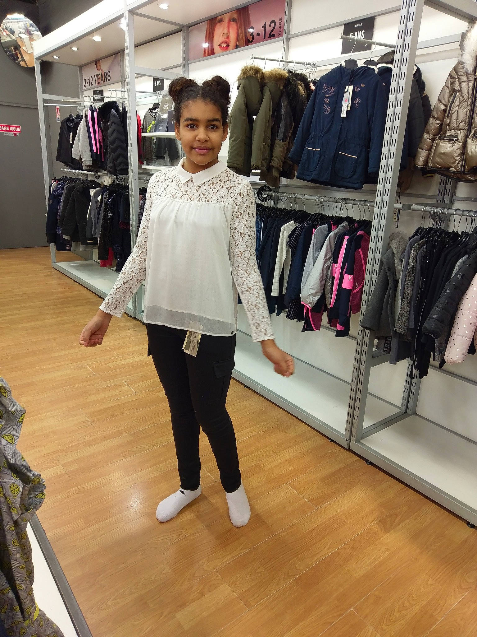 Sophie a rejoint le concours — aidez-le/la à gagner de superbes lots ! boutique, child, closet, clothing, fashion, floor, flooring, footwear, jeans, joy, outerwear, outlet_store, person, retail, room, shoe, shoulder, sleeve, sportswear, t_shirt