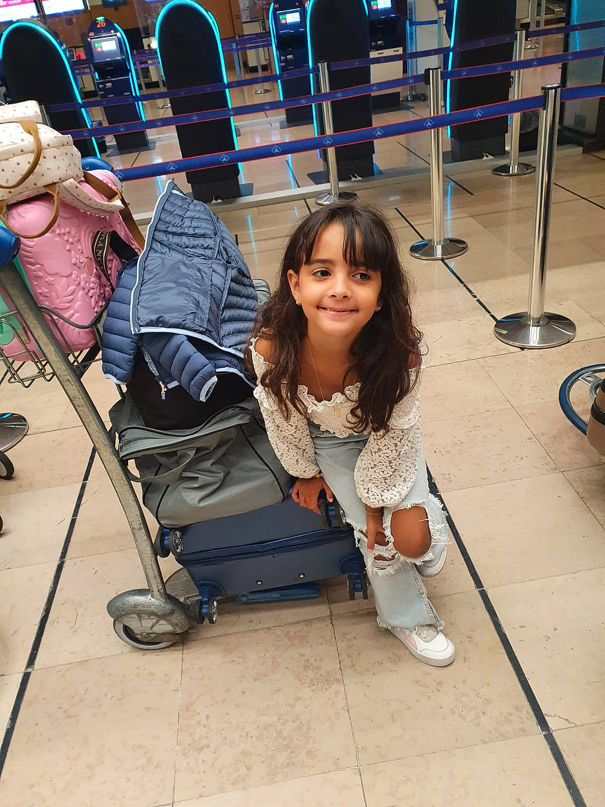 Emma participe au concours pour gagner de l'argent avec cette photo : backpack, bag, chair, flooring, fun, happy, hat, human_leg, joint, joy, leisure, luggage_and_bags, person, recreation, shoe, sidewalk, smile, snapshot, sneakers, sun_hat