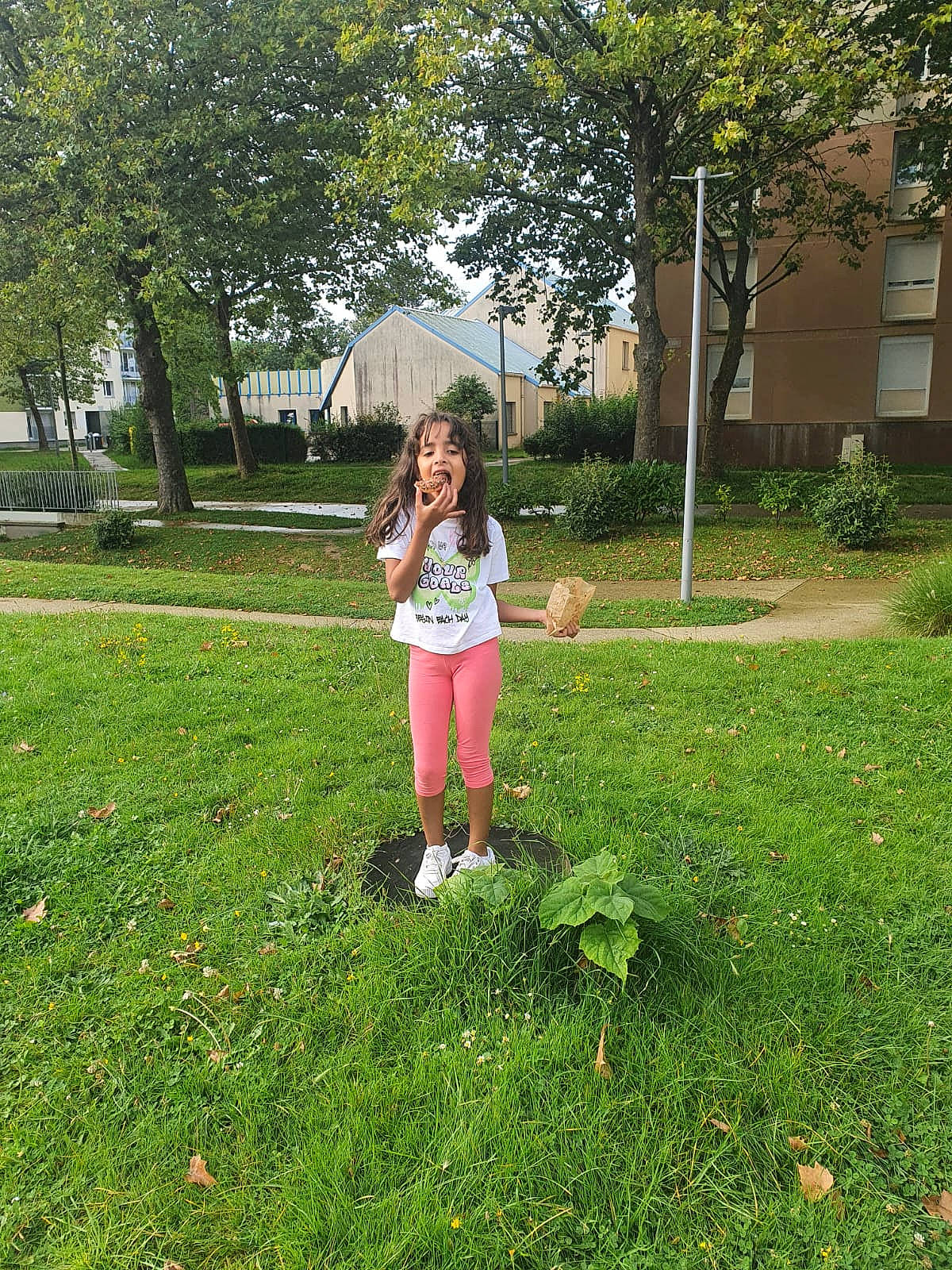 Emma a rejoint le concours — aidez-le/la à gagner de superbes lots ! botany, fun, garden, grass, grass_family, grassland, groundcover, happy, landscaping, lawn, leisure, meadow, people_in_nature, person, petal, plant, recreation, shrub, smile, tree