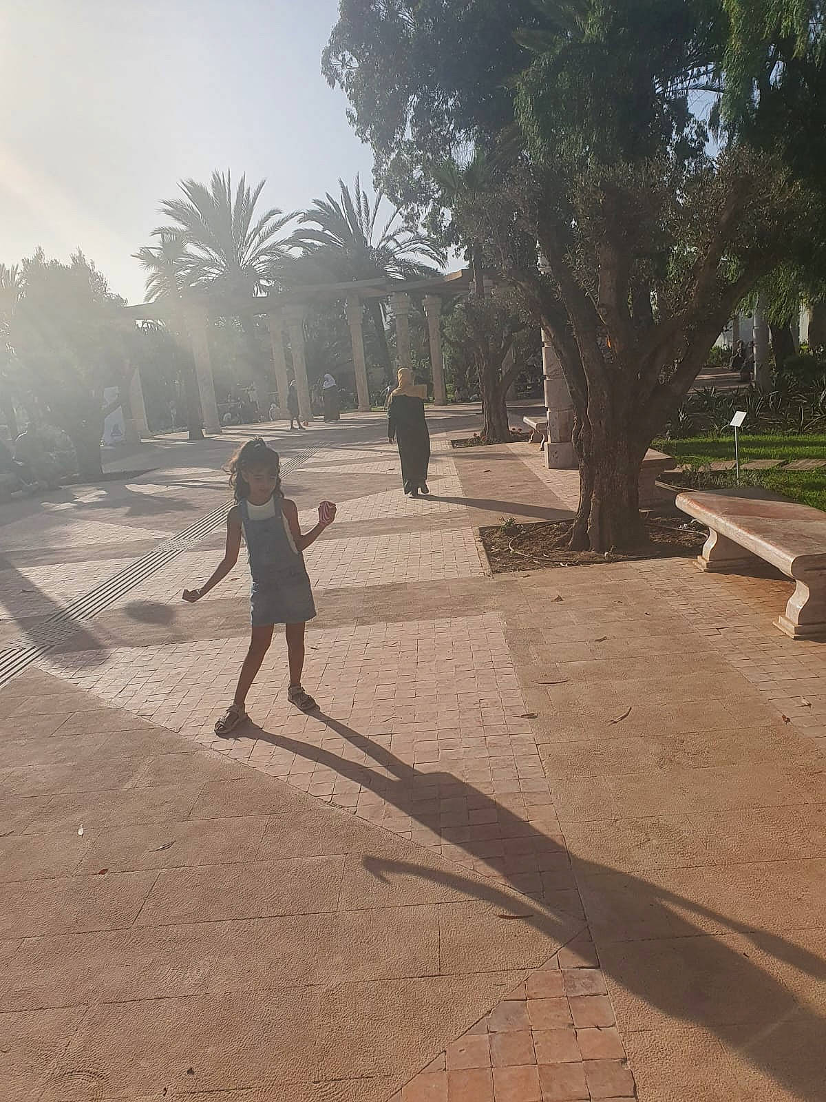 Emma a rejoint le concours — aidez-le/la à gagner de superbes lots ! arecales, asphalt, city, cloud, flooring, grass, happy, landscape, leisure, people_in_nature, person, plant, recreation, road, road_surface, shade, sidewalk, sky, soil, tints_and_shades