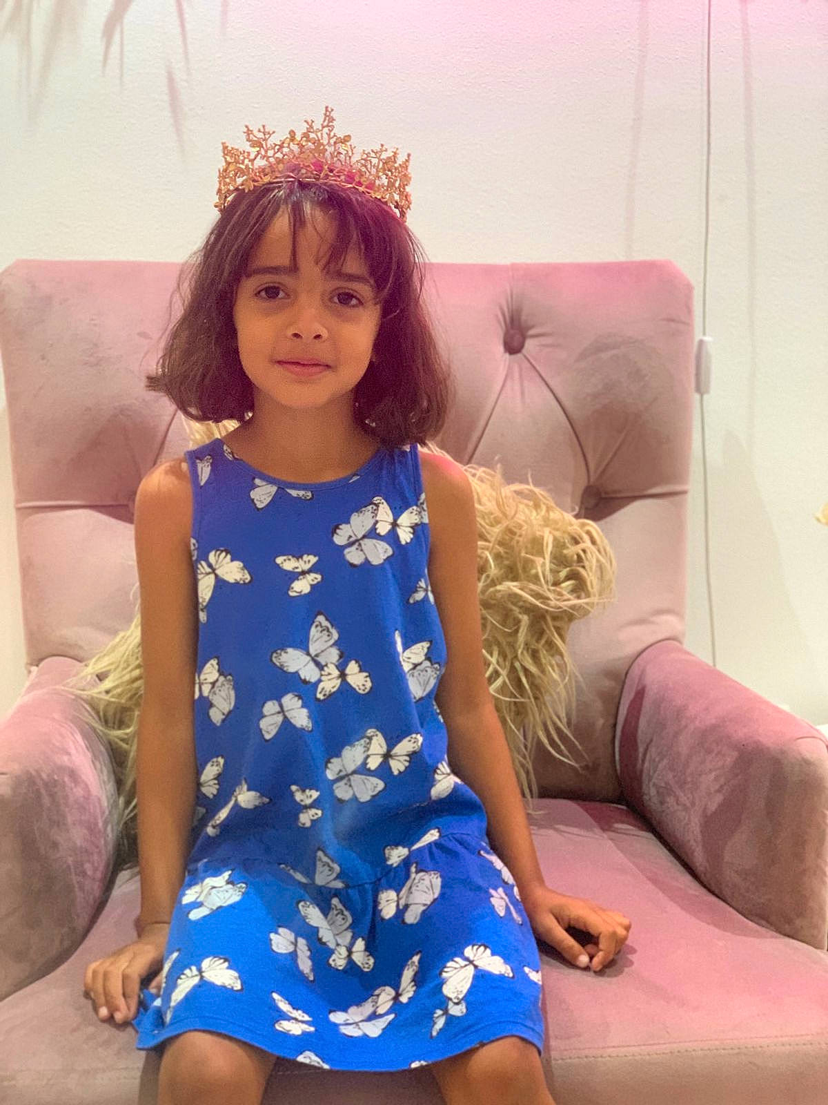 Emma Inès a rejoint le concours — aidez-le/la à gagner de superbes lots ! child, day_dress, dress, face, fashion_design, happy, head, human_leg, joint, joy, knee, long_hair, magenta, neck, one_piece_garment, person, pink, purple, skin, sleeve