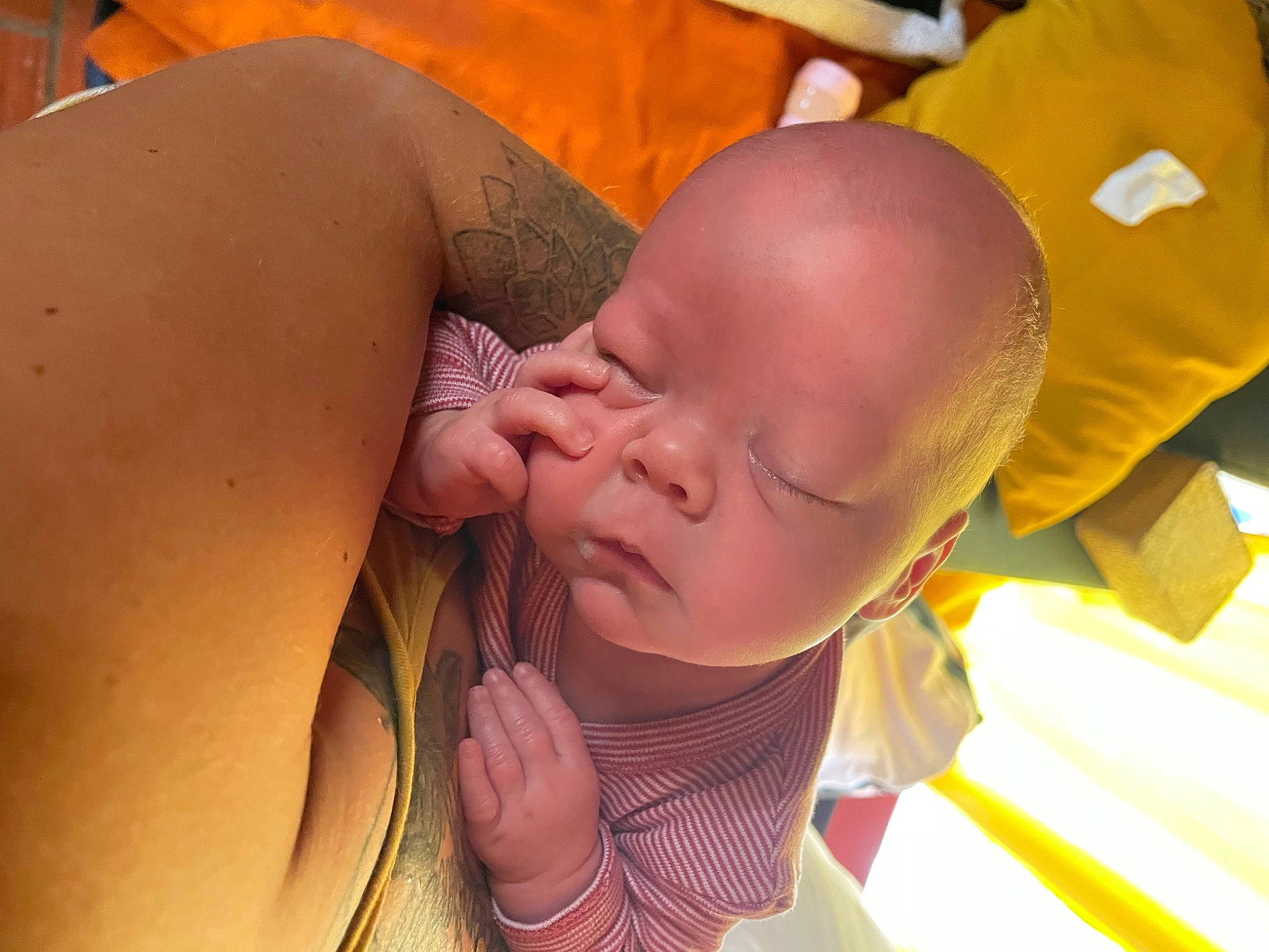 Sherley participe au concours pour gagner de l'argent avec cette photo : abdomen, baby, baby_products, baby_toddler_clothing, cheek, chest, child, comfort, elbow, finger, fun, happy, mouth, navel, person, room, sitting, thigh, thumb, toddler