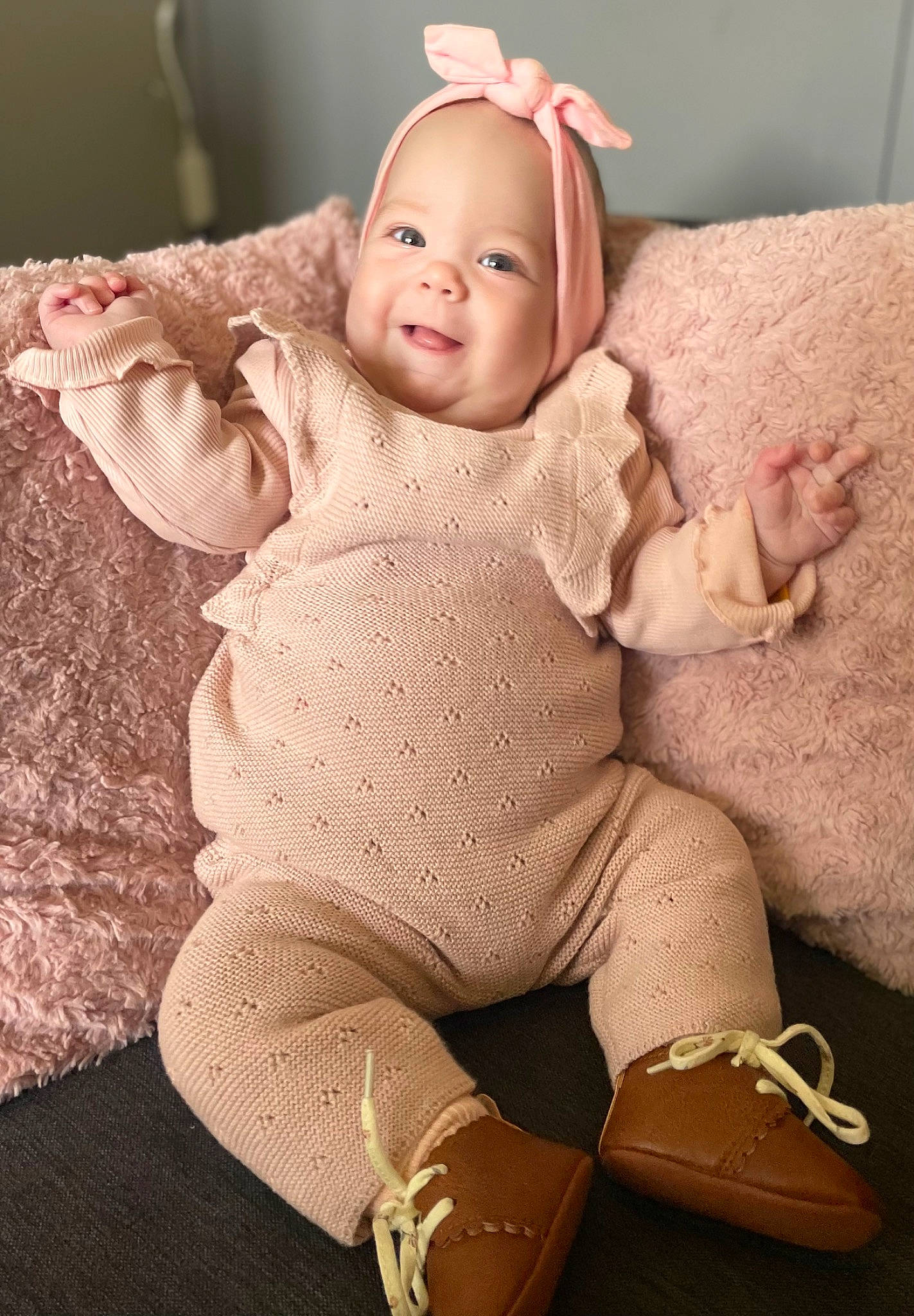 Sherley a rejoint le concours — aidez-le/la à gagner de superbes lots ! arm, baby, baby_toddler_clothing, cheek, child, chin, comfort, eye, face, flooring, happy, head, iris, pattern, person, pink, sitting, skin, sleeve, smile