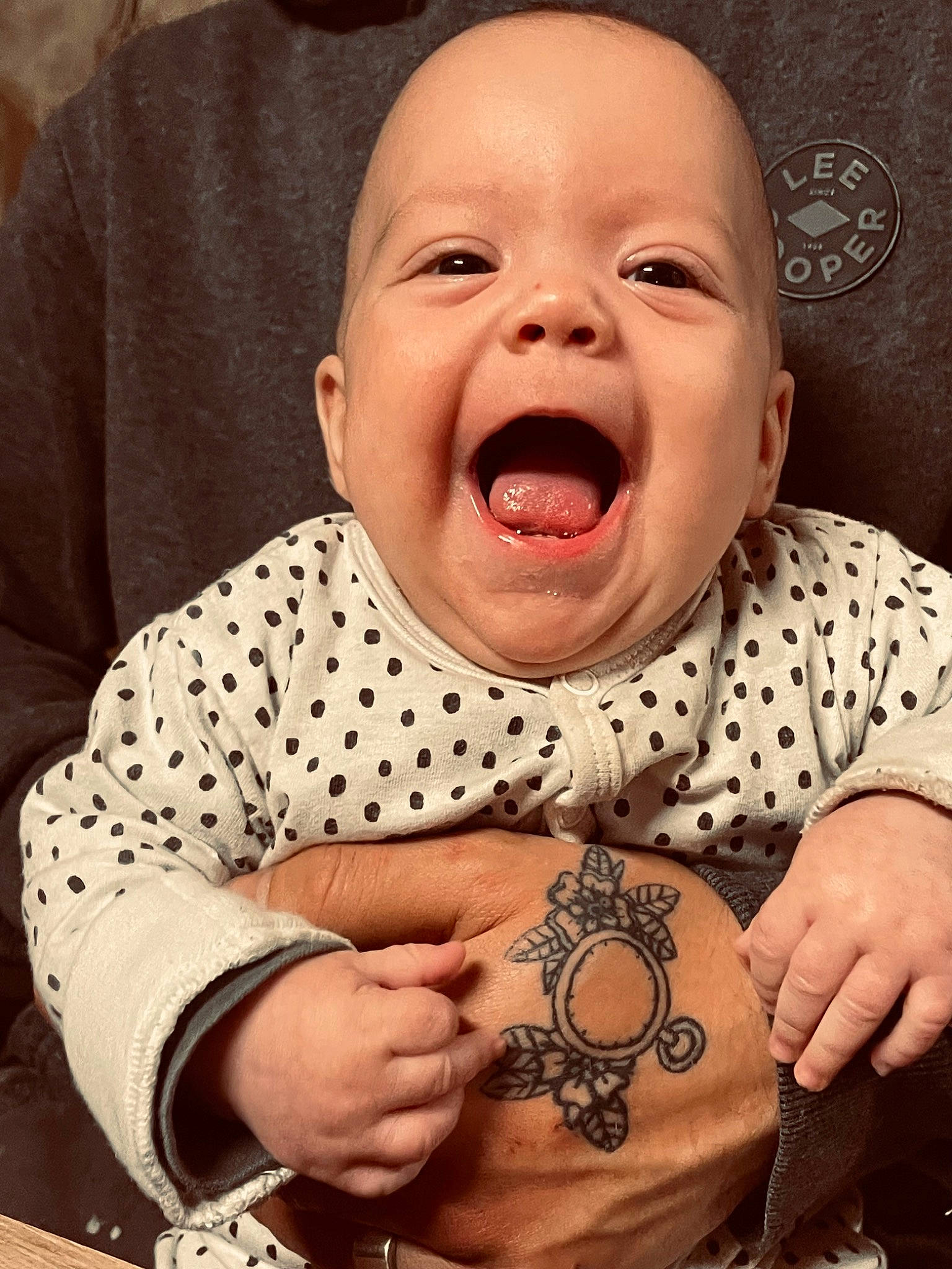 Sherley a rejoint le concours — aidez-le/la à gagner de superbes lots ! baby, baby_laughing, baby_sleeping, baby_toddler_clothing, cheek, comfort, cool, face, finger, gesture, happy, head, neck, nose, pattern, person, skin, sleeve, smile, toddler