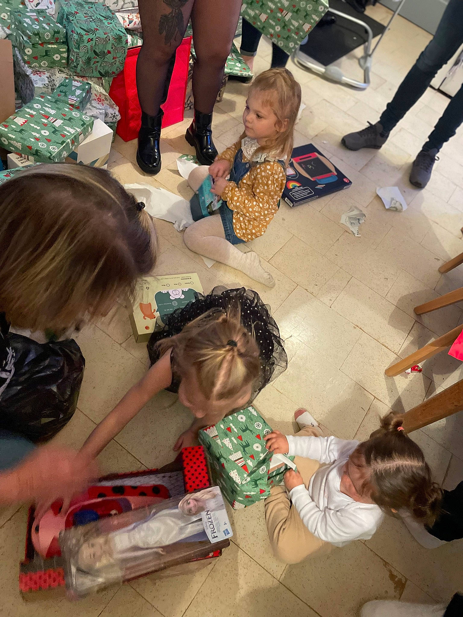 Sherley a rejoint le concours — aidez-le/la à gagner de superbes lots ! adaptation, baby, child, community, flooring, friendship, fun, hair, hairstyle, happy, head, interaction, leisure, mammal, people, person, photograph, sharing, snapshot, thigh