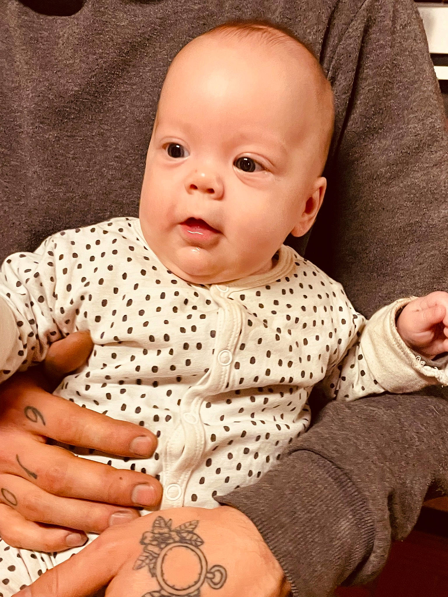 Sherley participe au concours pour gagner de l'argent avec cette photo : arm, baby, baby_toddler_clothing, cheek, child, comfort, finger, gesture, hand, happy, nail, neck, pattern, person, sitting, skin, sleeve, thumb, toddler, trunk