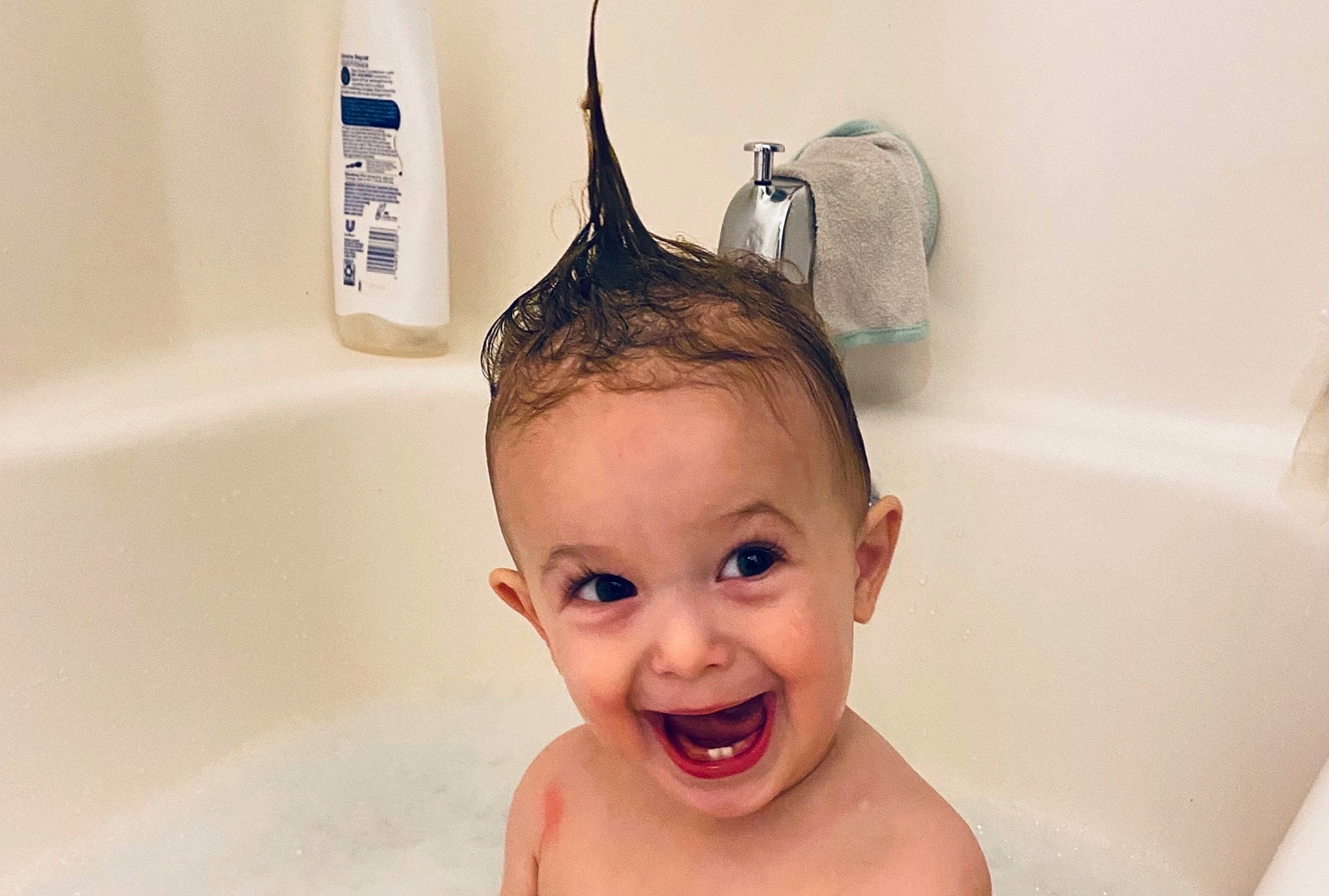 Rowen is registered to the contest to win money with this photo: baby, baby_bathing, bathing, bathroom, bathtub, bathtub_accessory, cheek, child, composite_material, ear, fluid, hairstyle, iris, liquid, organ, person, photography, plumbing, plumbing_fixture, skin
