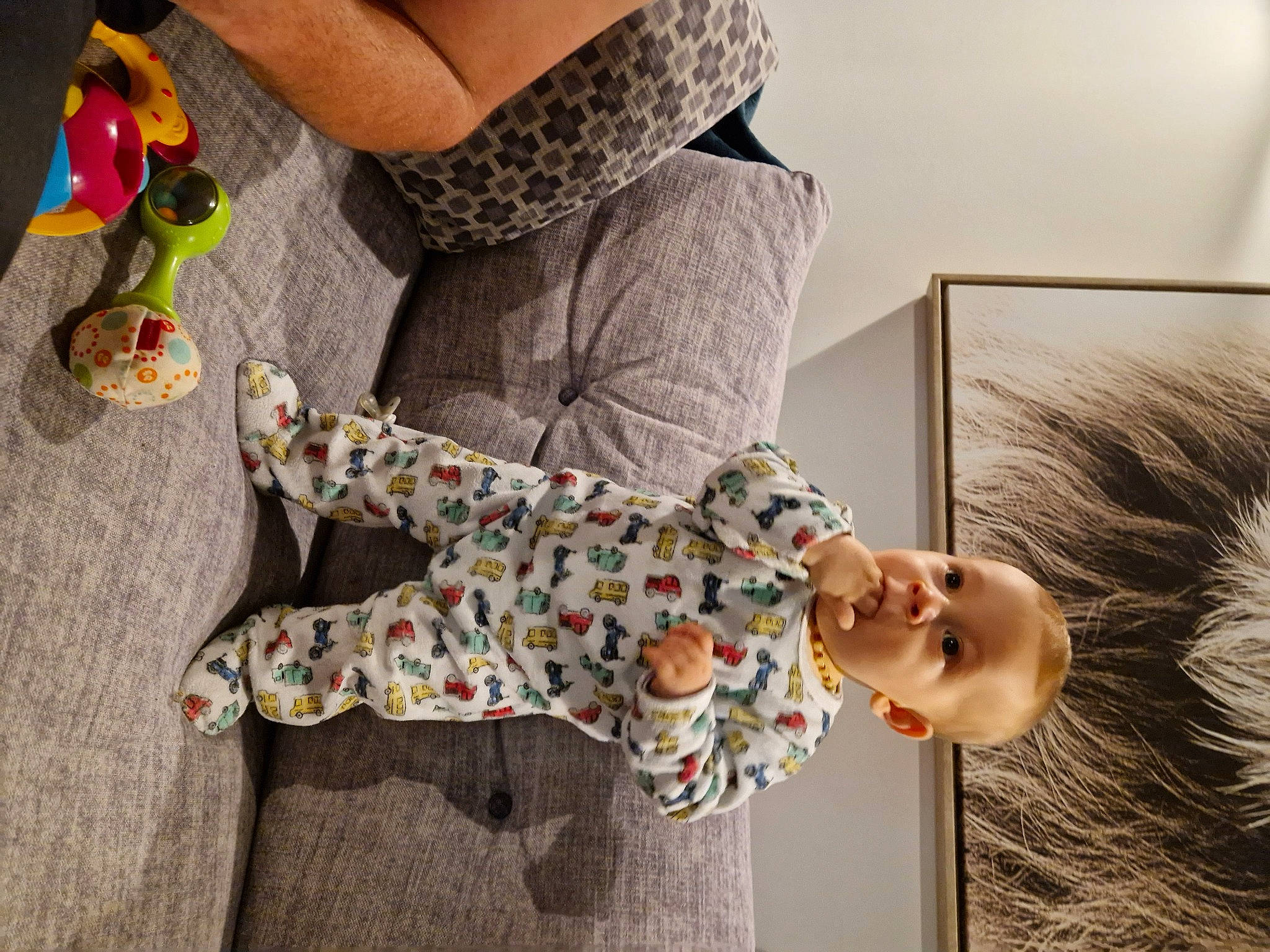 Ezio participe au concours pour gagner de l'argent avec cette photo : arm, baby_toddler_clothing, beauty, child, comfort, flooring, foot, hairstyle, happy, human_body, human_leg, joint, knee, orange, pattern, person, sitting, sleeve, textile, thigh