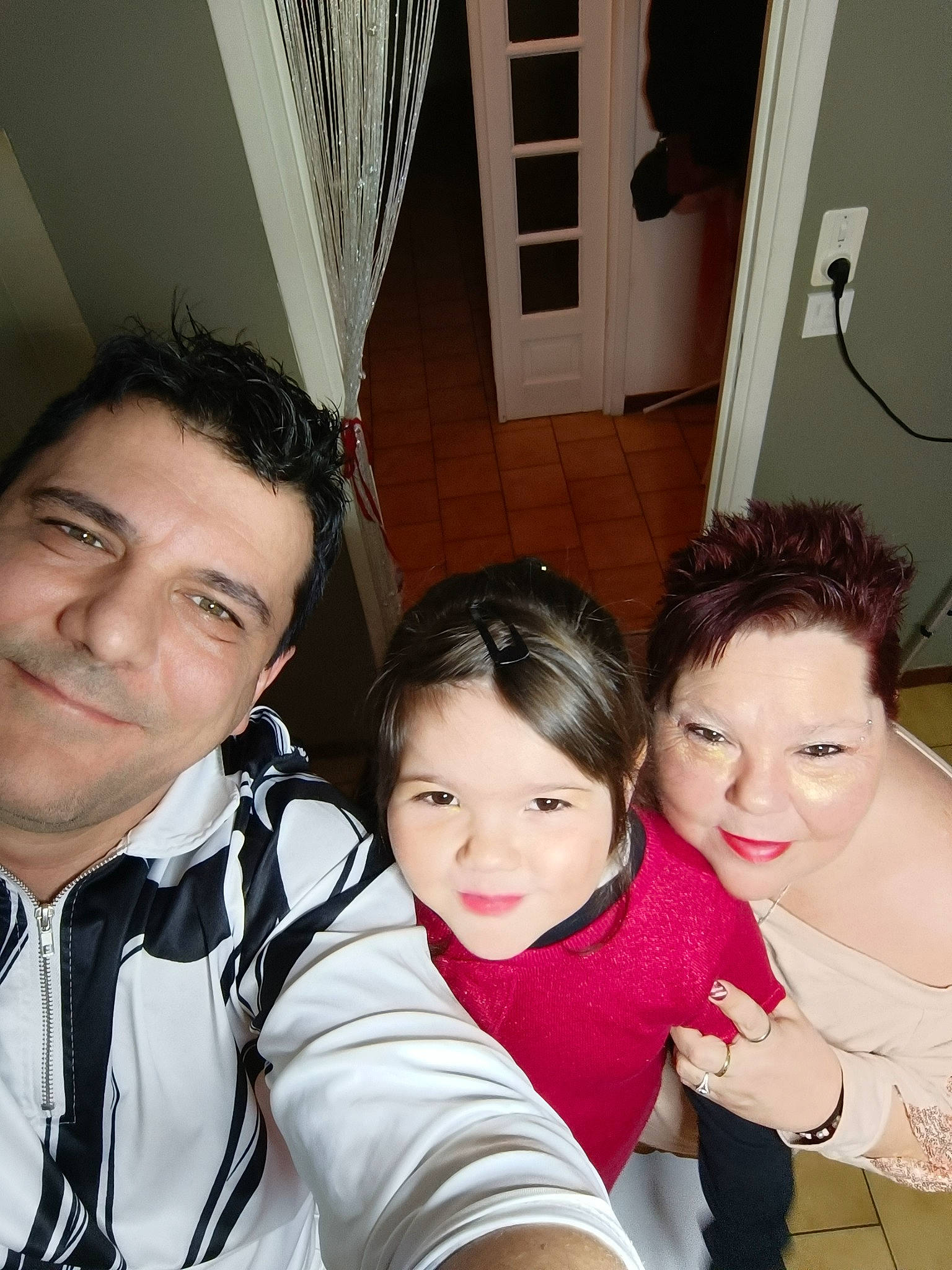 Alice participe au concours pour gagner de l'argent avec cette photo : chest, child, curtain, event, eyebrow, eyelash, face, facial_expression, flash_photography, formal_wear, friendship, fun, gesture, happy, jewellery, joy, leisure, person, selfie, skin