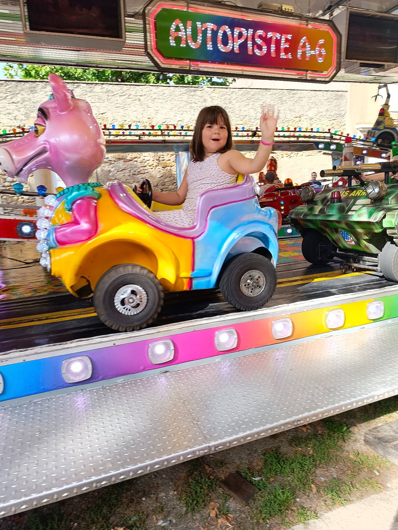 Alice a rejoint le concours — aidez-le/la à gagner de superbes lots ! amusement_park, amusement_ride, automotive_design, automotive_exterior, automotive_tire, automotive_wheel_system, bumper, event, fun, leisure, motor_vehicle, nonbuilding_structure, person, pink, recreation, riding_toy, tire, toy, toy_vehicle, vehicle