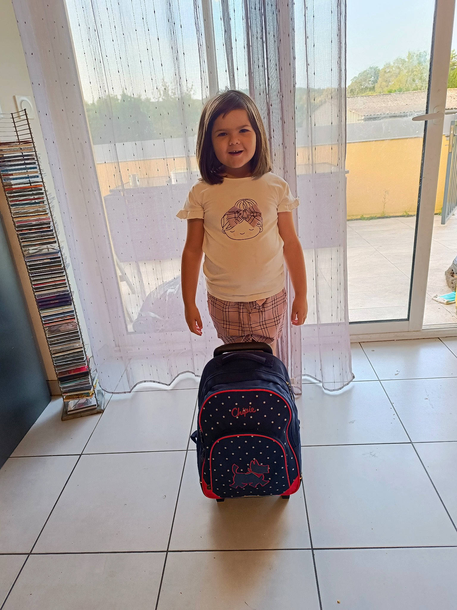 Alice a rejoint le concours — aidez-le/la à gagner de superbes lots ! abdomen, elbow, fashion, fashion_design, floor, flooring, human_body, human_leg, joint, joy, knee, leisure, person, shoulder, sleeve, standing, t_shirt, thigh, tints_and_shades, trunk