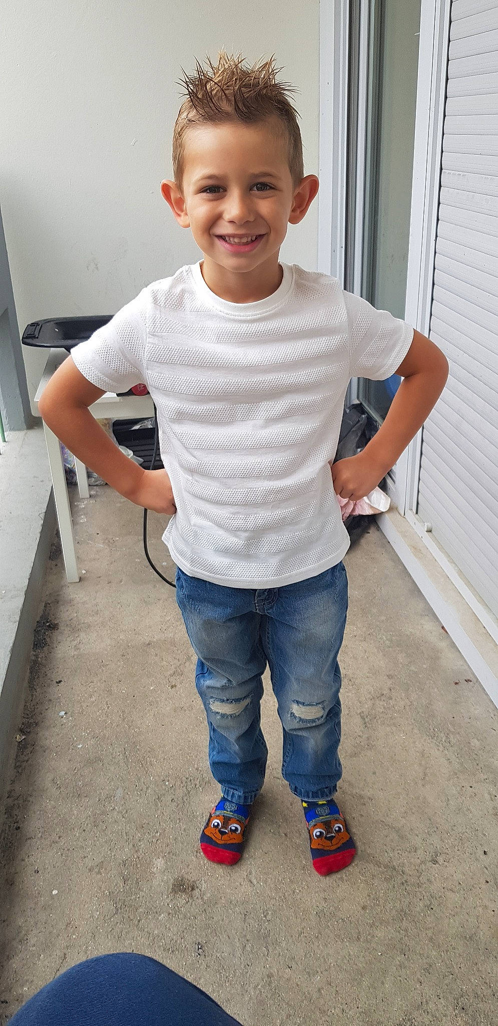 Elio. participe au concours pour gagner de l'argent avec cette photo : child, cool, denim, footwear, jeans, joy, leg, person, shoe, sleeve, smile, standing, t_shirt, toddler