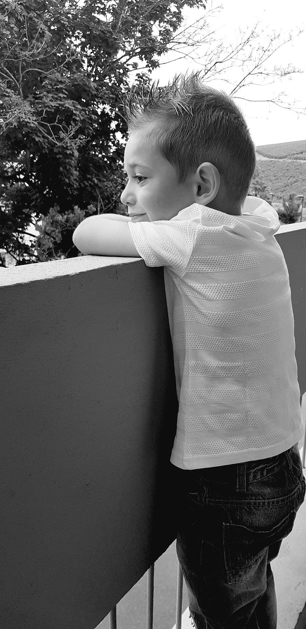 Elio. a rejoint le concours — aidez-le/la à gagner de superbes lots ! arm, black, black_and_white, child, elbow, family, male, monochrome, monochrome_photography, person, photograph, photography, shoulder, smile, snapshot, standing, style, toddler, tree, white