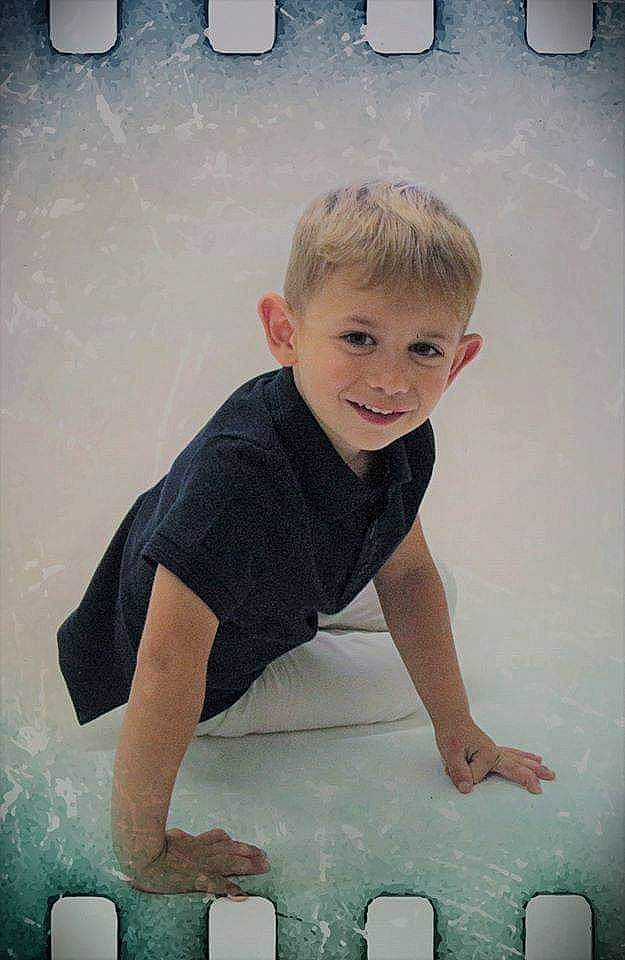 Elio. participe au concours pour gagner de l'argent avec cette photo : arm, child, floor, flooring, fun, joint, joy, leg, person, play, toddler, vacation, water