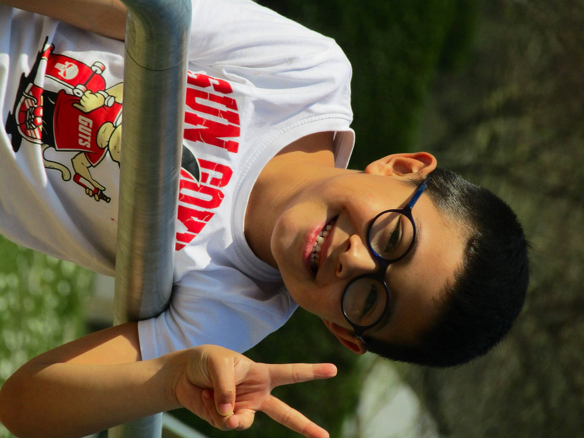 Rénane a rejoint le concours — aidez-le/la à gagner de superbes lots ! child, elbow, eyewear, flash_photography, fun, gesture, glasses, grass, happy, joy, leisure, mammal, person, portrait_photography, recreation, smile, t_shirt, vertebrate, vision_care