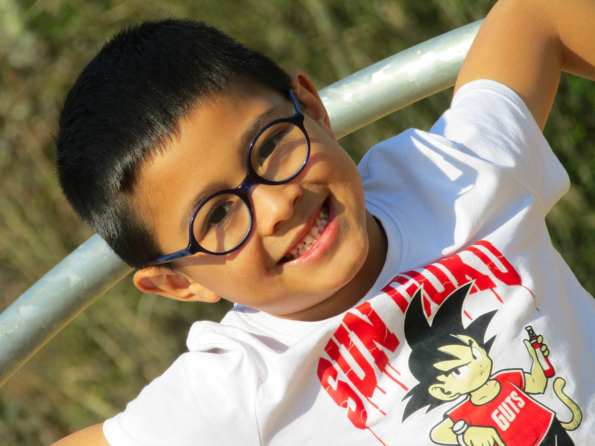 Rénane a rejoint le concours — aidez-le/la à gagner de superbes lots ! child, cool, elbow, eyewear, fun, gesture, glasses, grass, happy, joy, leisure, mammal, neck, nose, organ, person, recreation, sleeve, smile, t_shirt