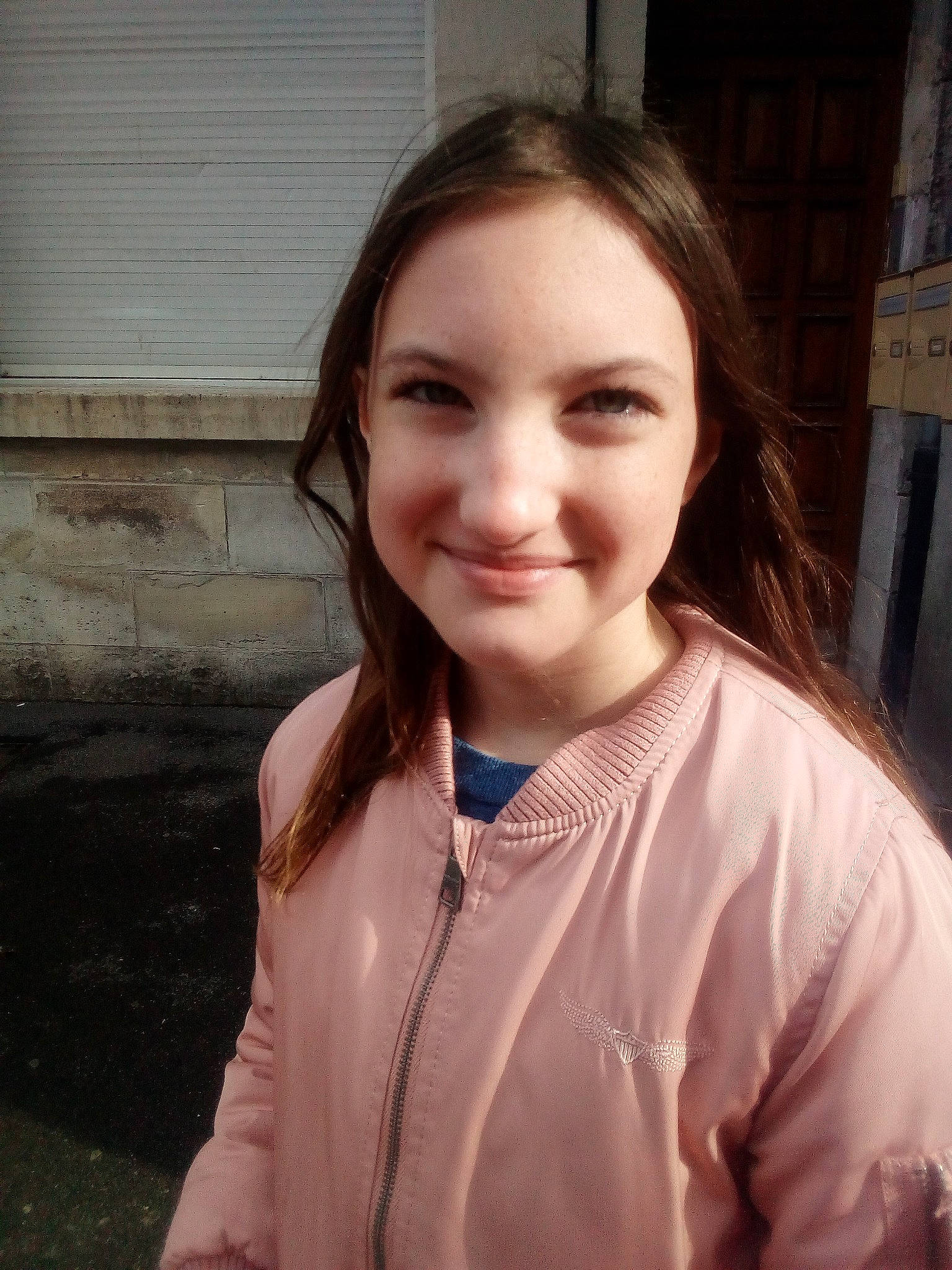 Jhoanna participe au concours pour gagner de l'argent avec cette photo : brown_hair, child, face, hair, joy, lip, long_hair, person, smile