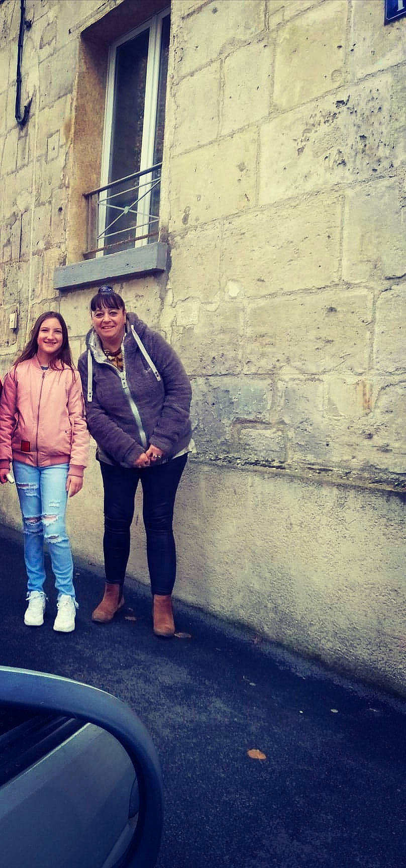 Jhoanna participe au concours pour gagner de l'argent avec cette photo : architecture, cool, denim, fun, gesture, glasses, jeans, joy, leg, people, person, photograph, photography, shadow, shoe, smile, snapshot, standing, street, tourism