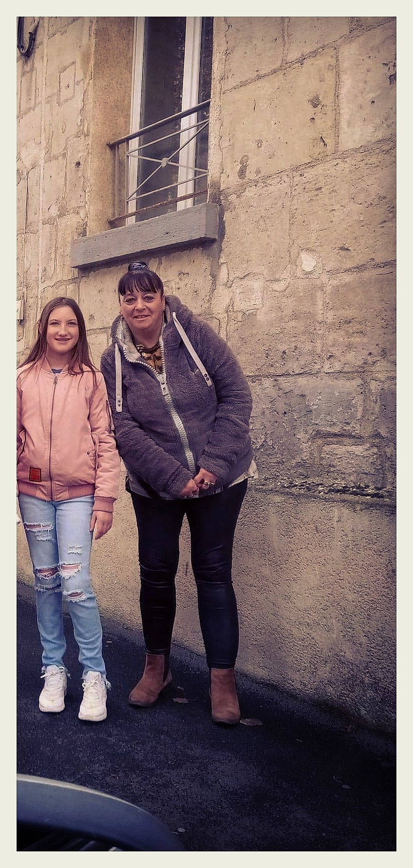 Jhoanna a rejoint le concours — aidez-le/la à gagner de superbes lots ! denim, fashion, footwear, jacket, jeans, joy, outerwear, person, photograph, photography, shoe, snapshot, standing, street_fashion, top, trousers