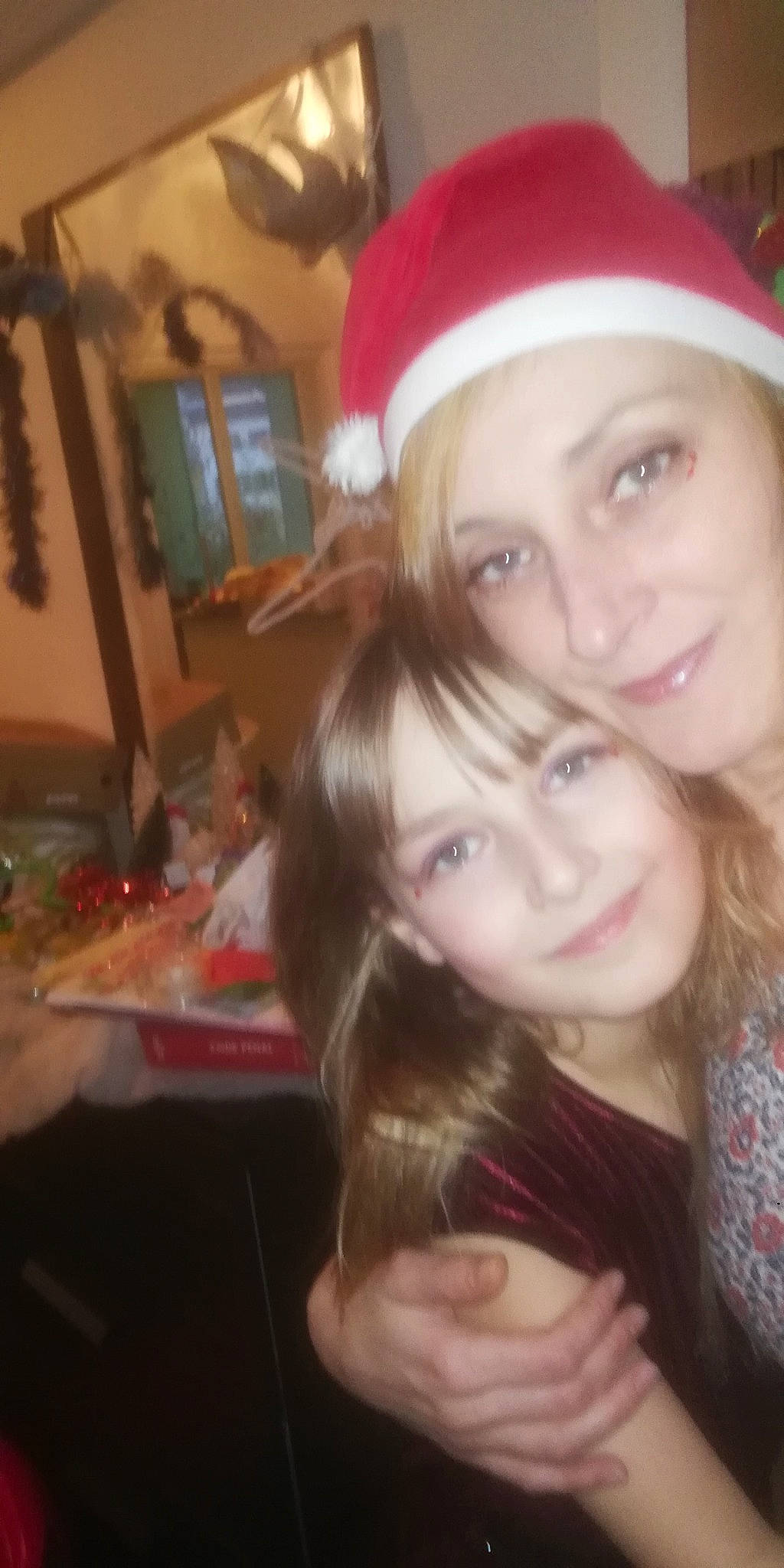 Shana a rejoint le concours — aidez-le/la à gagner de superbes lots ! brown_hair, cheek, christmas, christmas_decoration, christmas_eve, costume_accessory, costume_hat, display_device, facial_expression, feathered_hair, fictional_character, fun, fur, happy, headgear, headwear, holiday, joy, lip, long_hair