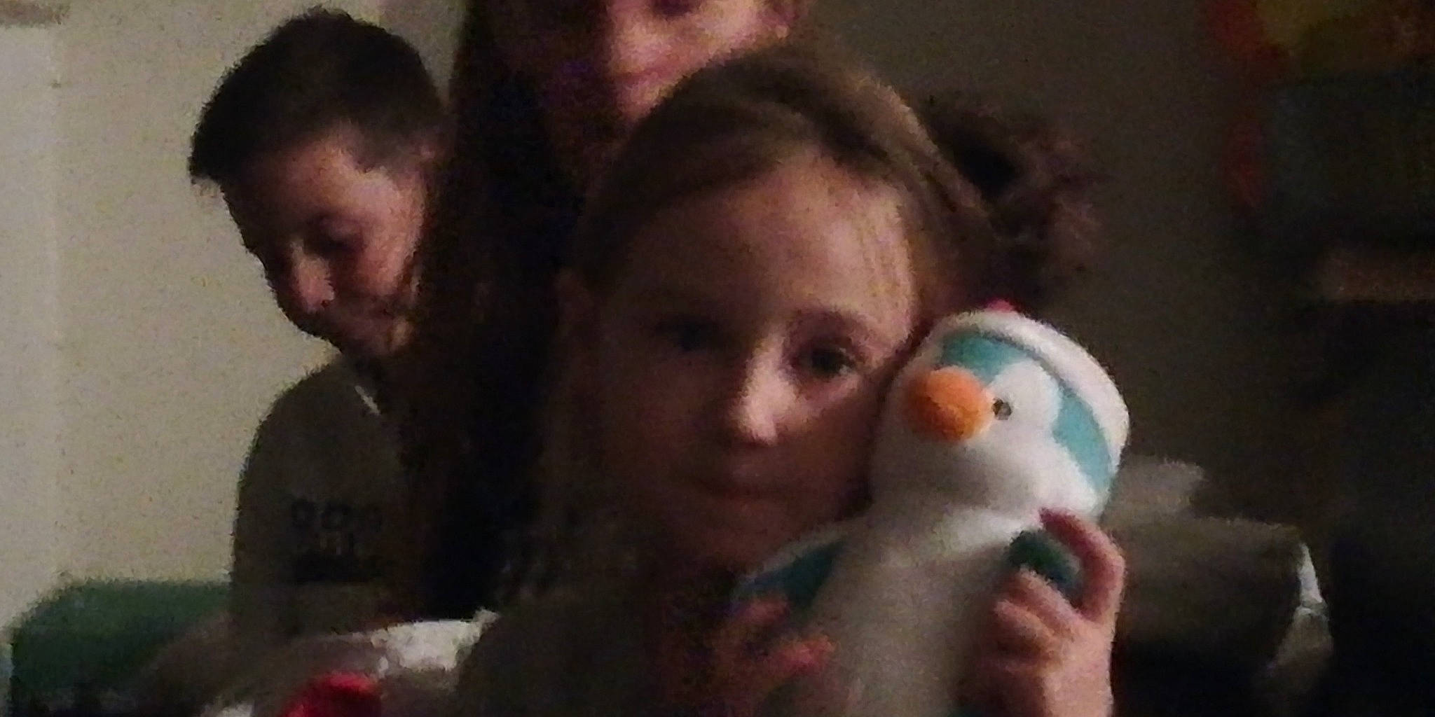 Alea participe au concours pour gagner de l'argent avec cette photo : cheek, eyebrow, facial_expression, finger, friendship, fun, happy, human, interaction, lip, nail, organ, people, person, photograph, plush, sharing, skin, snapshot, social_group