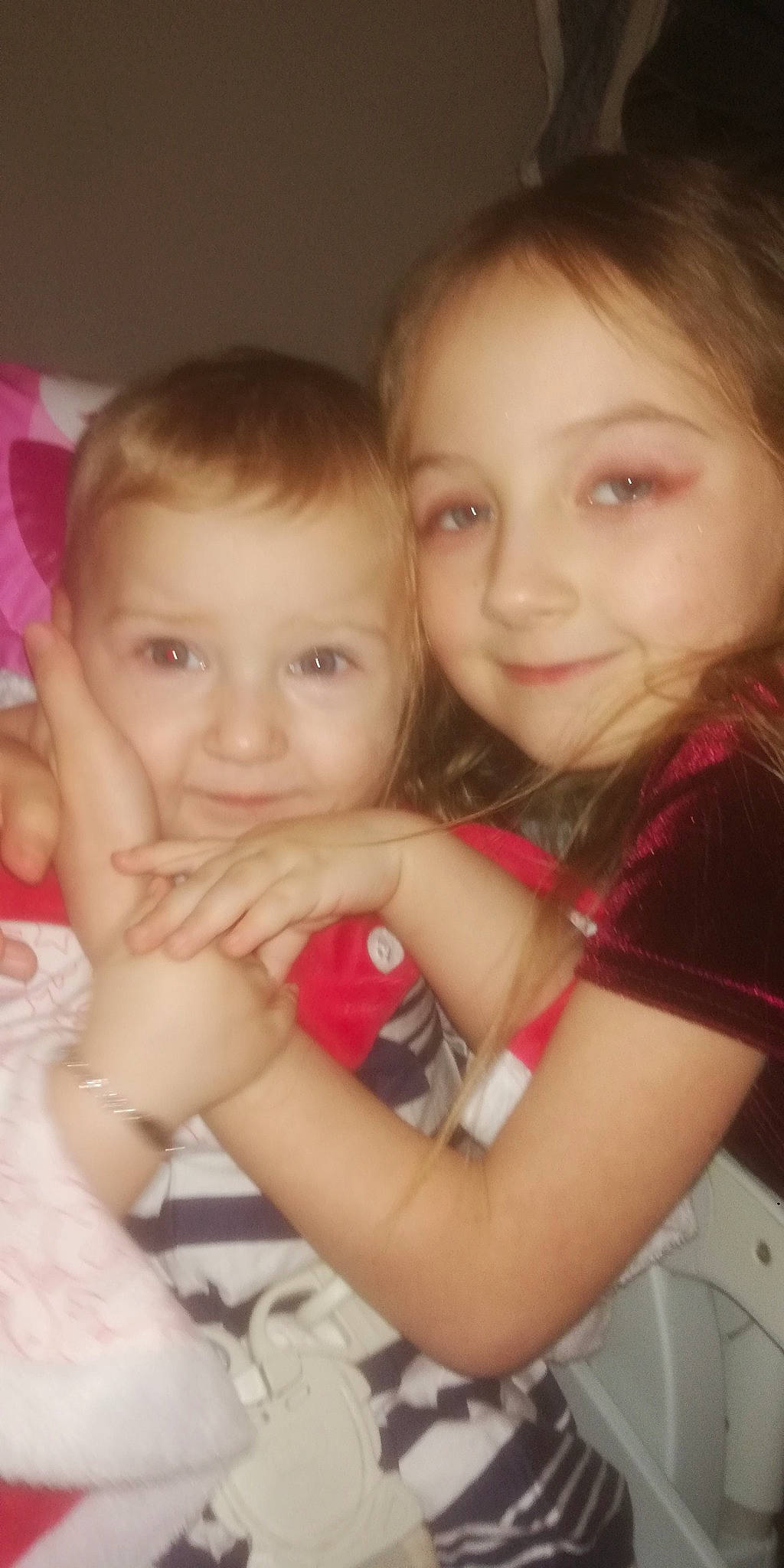 Alea a rejoint le concours — aidez-le/la à gagner de superbes lots ! arm, cheek, child, eye, eyebrow, face, facial_expression, finger, forehead, fun, hair, hairstyle, hand, happy, head, iris, joy, lip, mouth, nose