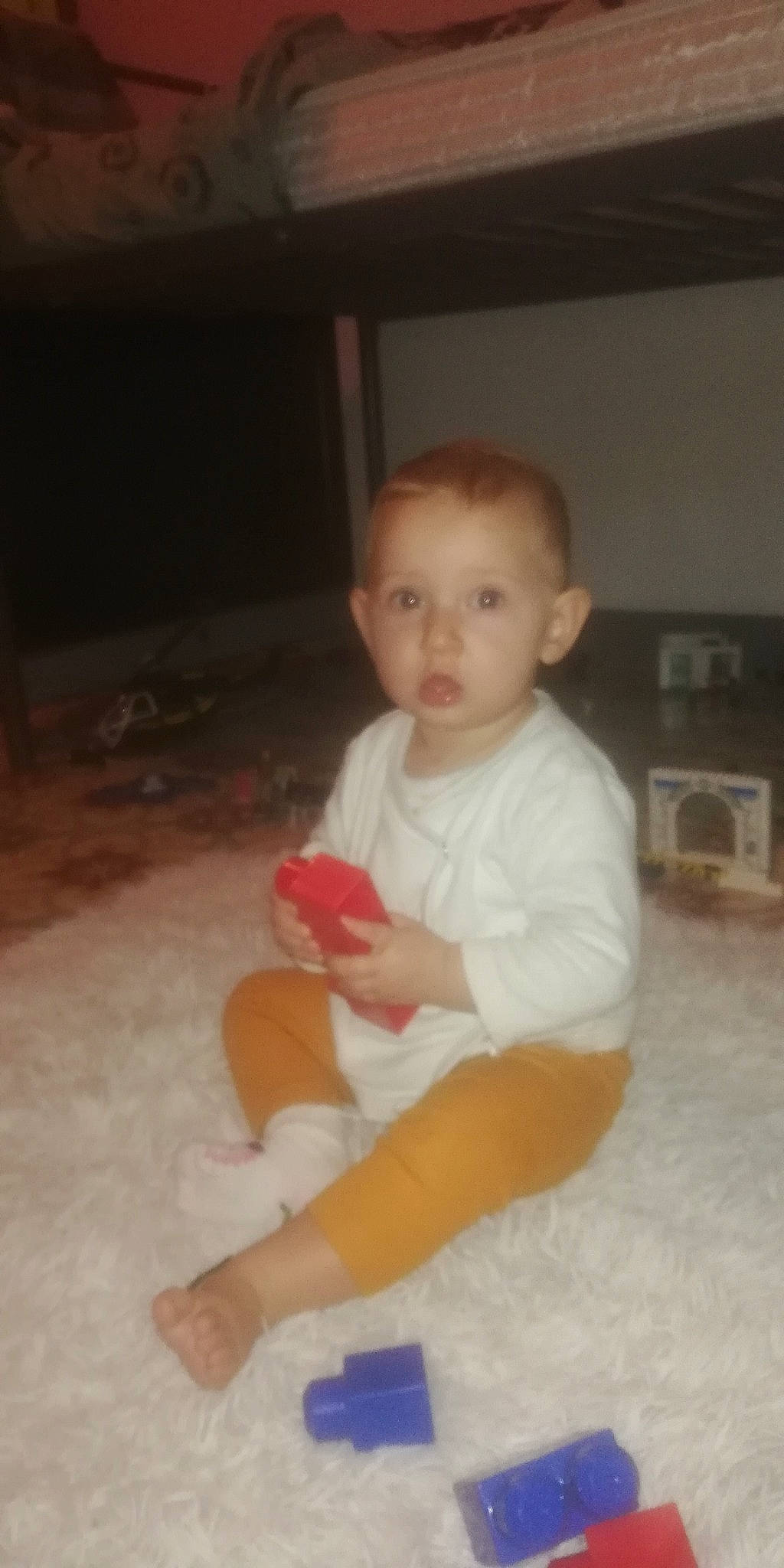 Lya a rejoint le concours — aidez-le/la à gagner de superbes lots ! abdomen, baby, baby_toddler_clothing, cheek, child, comfort, elbow, finger, floor, foot, human_body, human_leg, joint, knee, person, sitting, skin, snapshot, toddler, toe