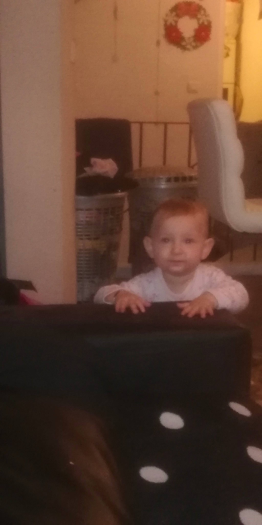 Lya participe au concours pour gagner de l'argent avec cette photo : baby, baby_toddler_clothing, comfort, computer, display_device, electronic_device, gadget, home, interior_design, laptop, laptop_part, living_room, output_device, person, personal_computer, product, room, sitting, snapshot, toddler