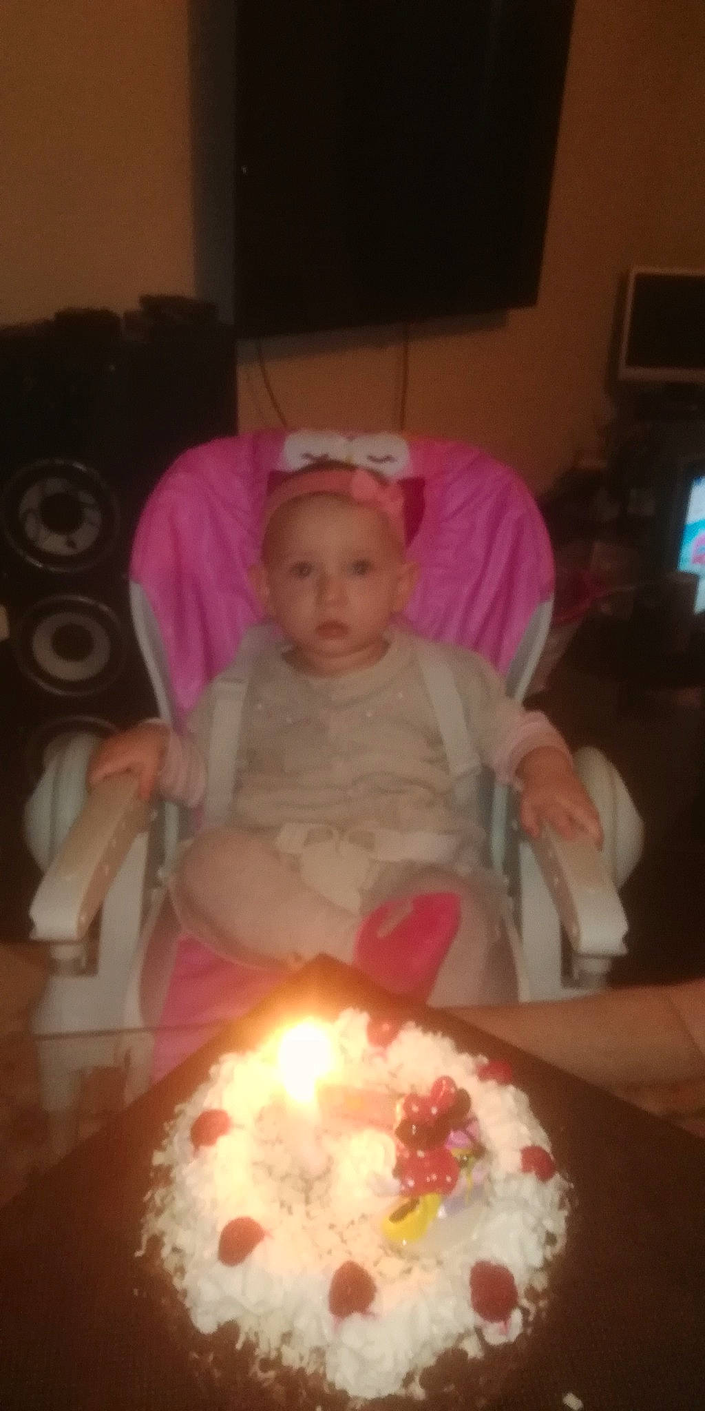 Lya a rejoint le concours — aidez-le/la à gagner de superbes lots ! baby_toddler_clothing, baked_goods, birthday, birthday_cake, cake, cake_decorating, candle, chair, dessert, display_device, ingredient, lighting, living_room, party, person, pink, plate, room, sugar_cake, sweetness