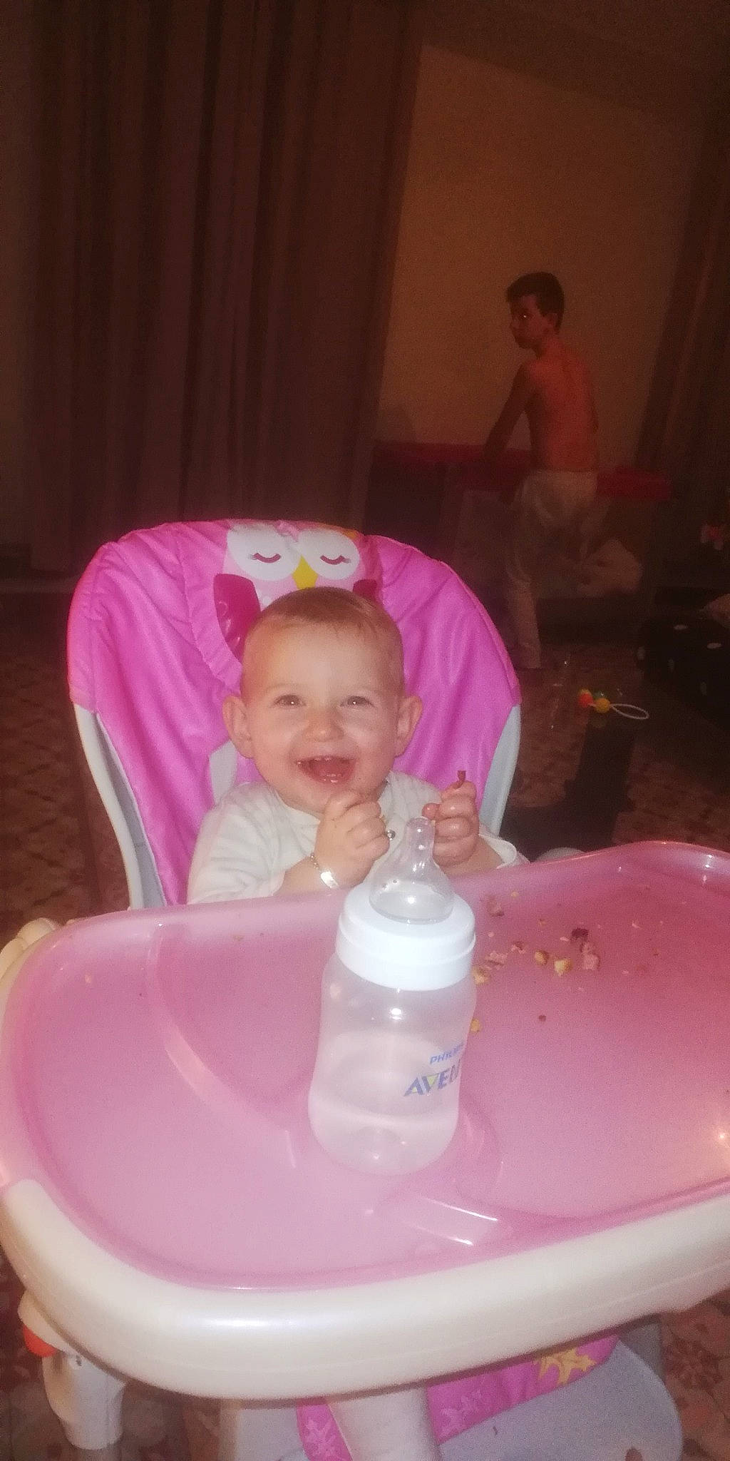 Lya participe au concours pour gagner de l'argent avec cette photo : baby, baby_bottle, baby_products, baby_toddler_clothing, bottle, comfort, curtain, drinkware, home_accessories, joy, person, pink, plastic, plastic_bottle, product, skin, toddler, under_exposed