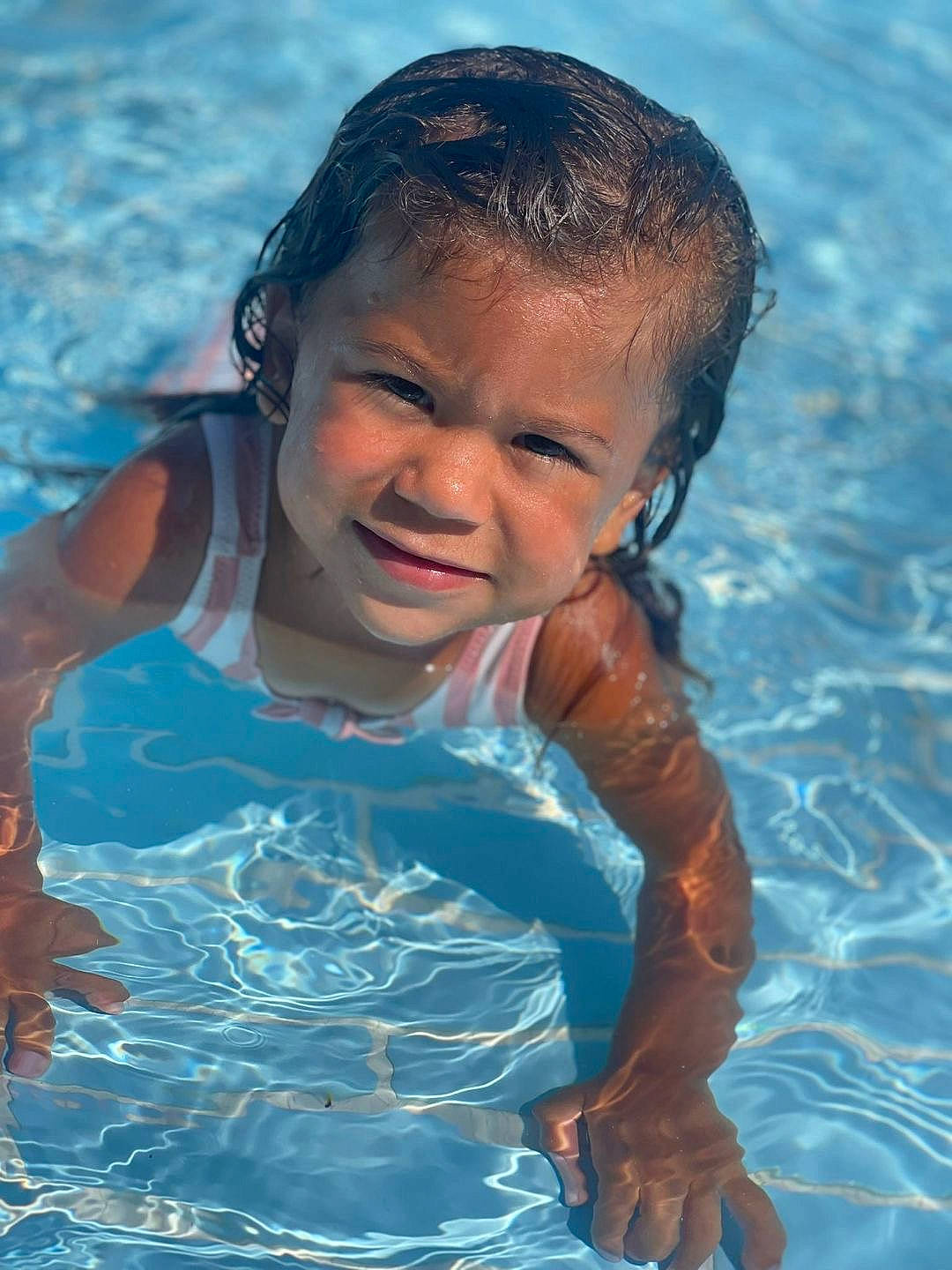 Sïara a rejoint le concours — aidez-le/la à gagner de superbes lots ! azure, bathing, body_of_water, chest, child, fluid, fun, gesture, happy, leisure, muscle, outdoor_recreation, people, person, personal_protective_equipment, recreation, smile, swimming_pool, toddler, vertebrate