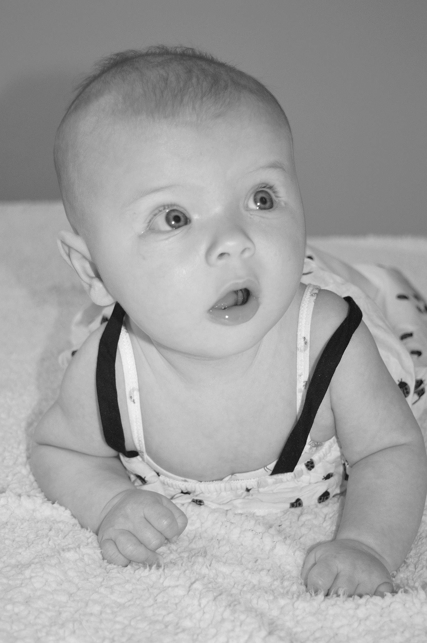 Elaïa participe au concours pour gagner de l'argent avec cette photo : arm, baby, baby_toddler_clothing, black_and_white, cheek, eyebrow, flash_photography, grey, hairstyle, hand, happy, iris, lip, mouth, nose, person, skin, sleeve, smile, standing