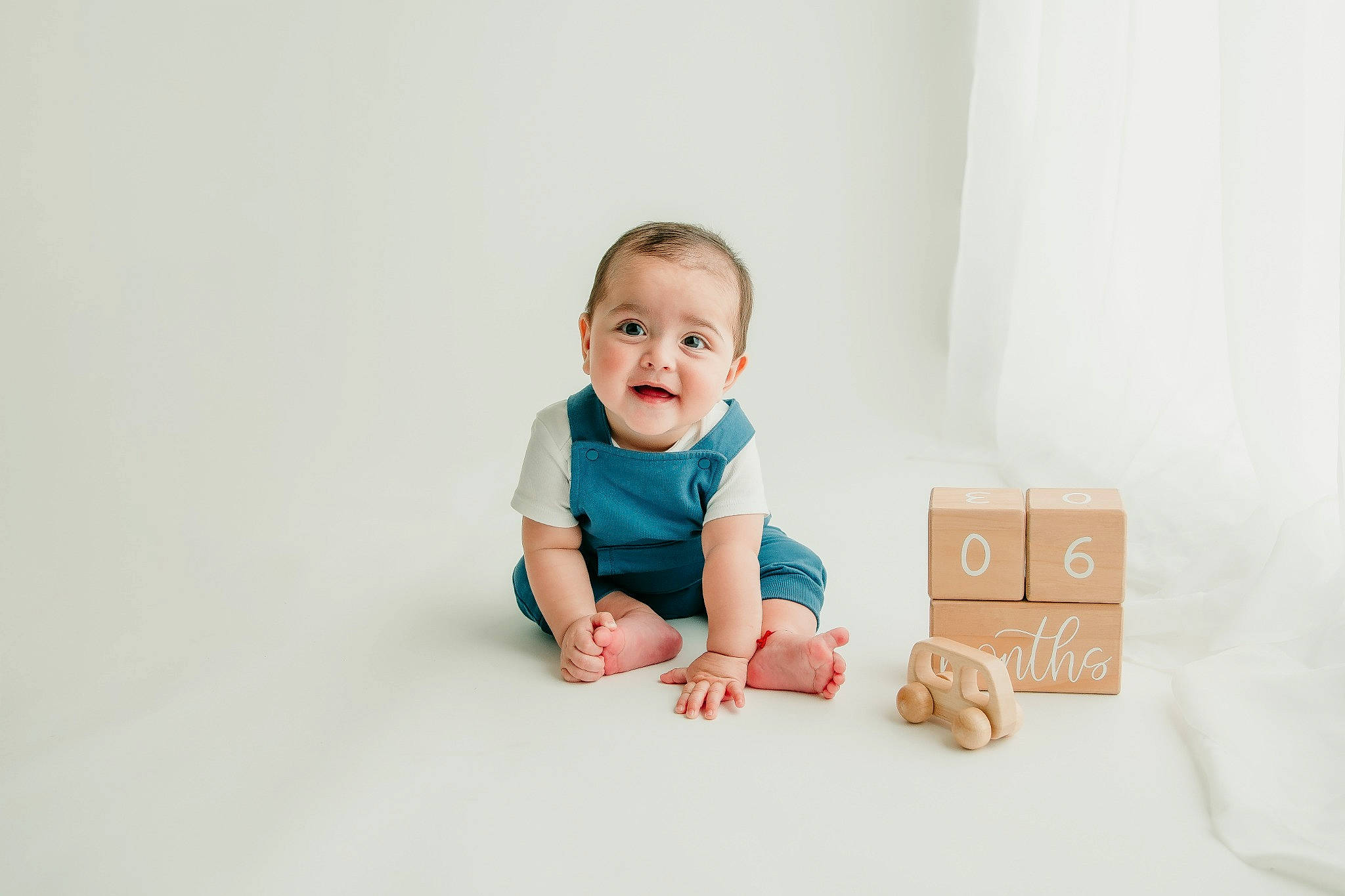 Lauro is registered to the contest to win money with this photo: baby, baby_products, baby_toddler_clothing, baby_toys, box, child, comfort, flash_photography, flooring, happy, hardwood, joy, person, play, portrait_photography, sitting, sleeve, smile, t_shirt, toddler