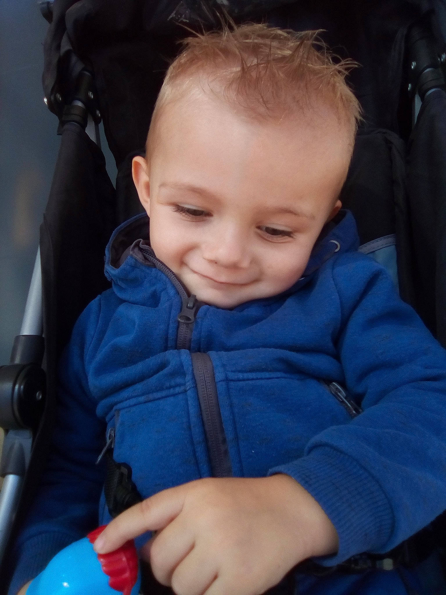 Loic participe au concours pour gagner de l'argent avec cette photo : baby, baby_carriage, baby_products, beauty, blue, cheek, child, chin, eye, face, forehead, hand, head, human, joy, lip, nose, person, product, sitting