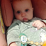 Emma a rejoint le concours — aidez-le/la à gagner de superbes lots ! baby, infant, child, face, eyes, pout, car_seat, pacifier, pacifier_clip, hand, onesie, clothing, cushion, upholstery, pink, portrait, close_up, newborn, adorable, toy
