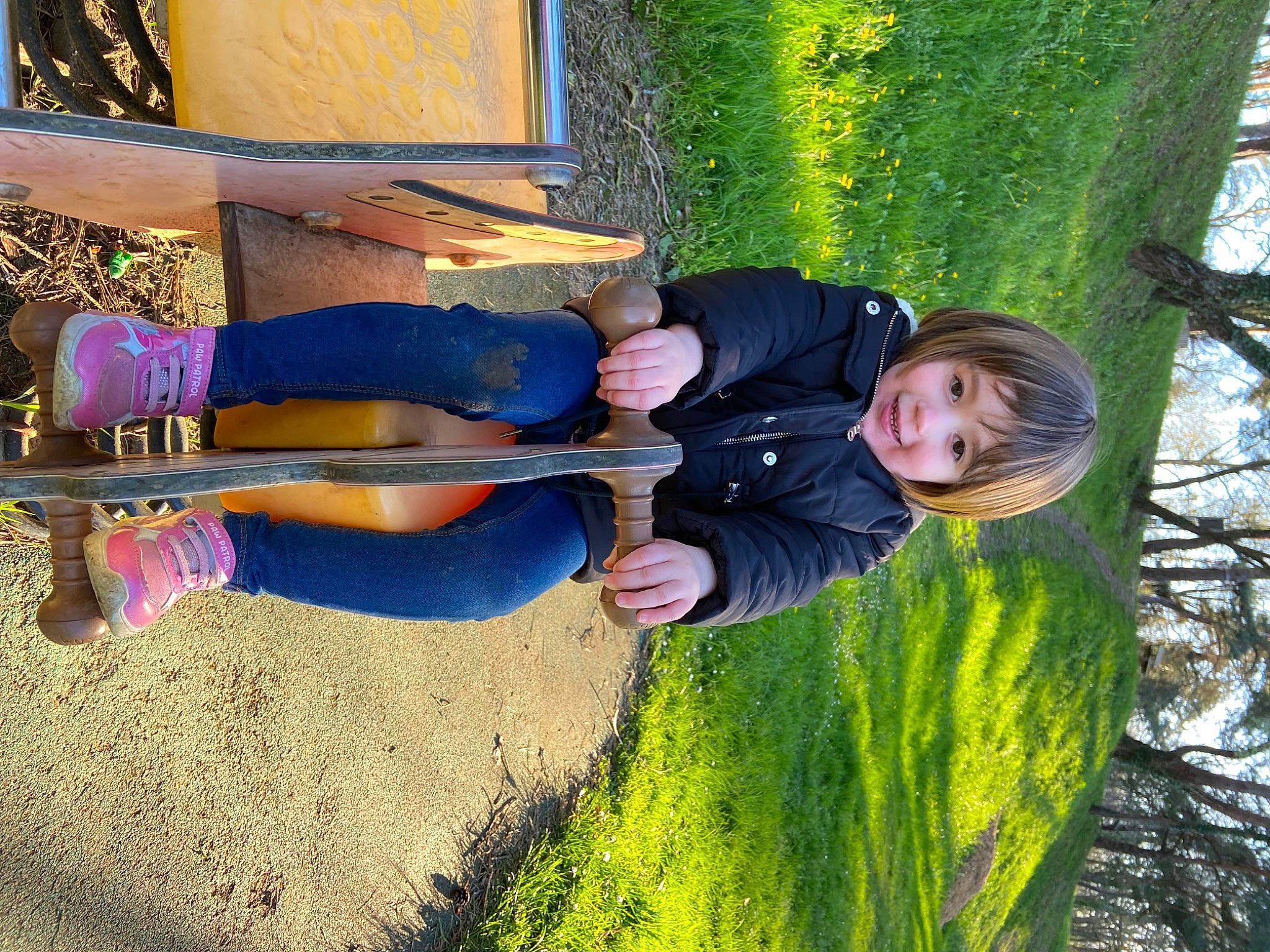 Mia a rejoint le concours — aidez-le/la à gagner de superbes lots ! child, denim, electric_blue, fun, garden, grass, green, happy, human_body, human_leg, leisure, people_in_nature, person, plant, play, sitting, smile, spring, thigh, toddler