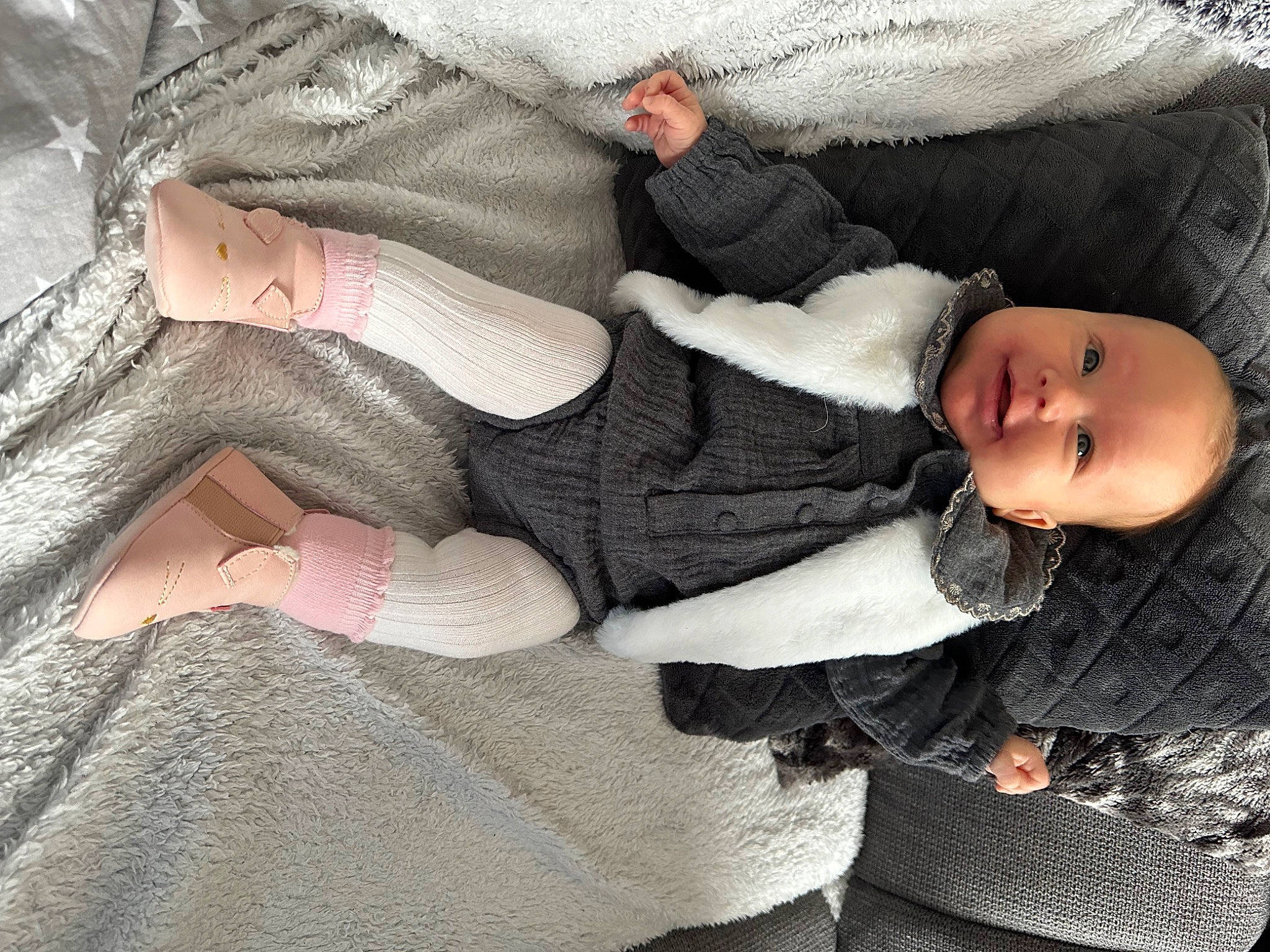 Linaya participe au concours pour gagner de l'argent avec cette photo : baby, baby_toddler_clothing, child, comfort, gesture, hand, human_body, human_leg, interaction, lap, leg, linens, pattern, person, sitting, skin, sleeve, toddler, tree, wood
