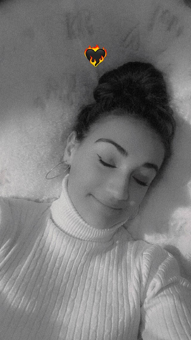 Emeline a rejoint le concours — aidez-le/la à gagner de superbes lots ! art, chin, dress, eye, eyebrow, eyelash, facial_expression, flash_photography, forehead, hair, happy, head, headgear, human_body, jaw, joy, lip, neck, nose, person