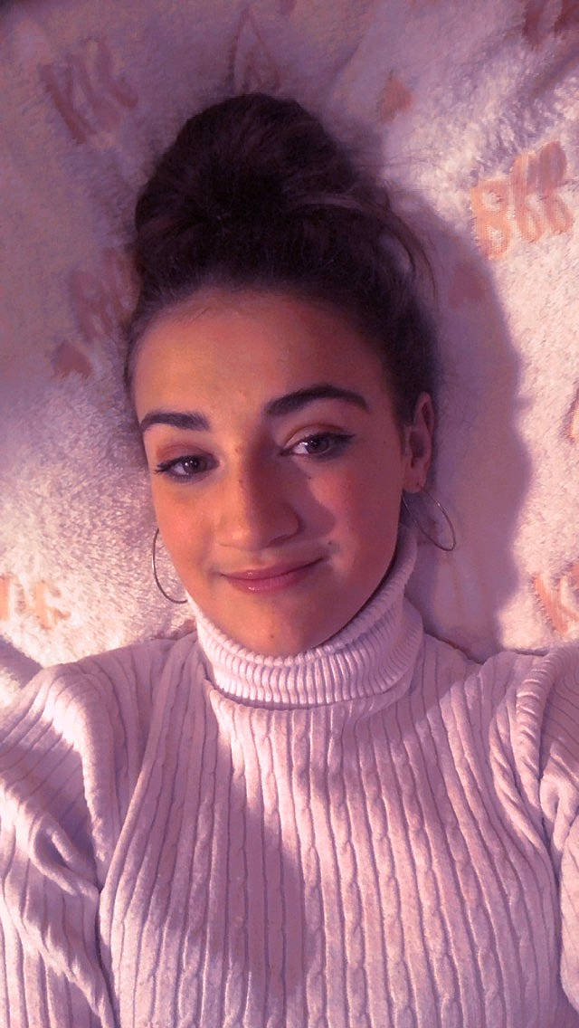 Emeline a rejoint le concours — aidez-le/la à gagner de superbes lots ! cheek, eye, eyebrow, eyelash, flash_photography, forehead, hair, happy, human_body, iris, jaw, joy, lip, mouth, neck, nose, person, selfie, shoulder, skin