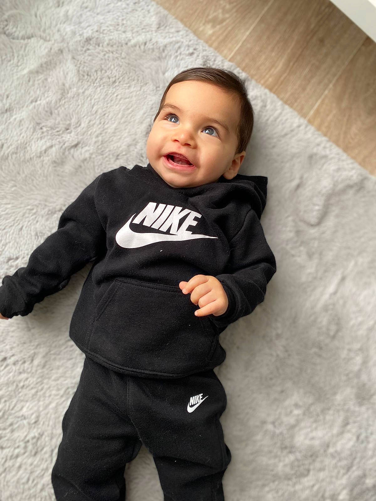 Yusuf participe au concours pour gagner de l'argent avec cette photo : baby, baby_toddler_clothing, cheek, child, comfort, eye, face, flash_photography, fun, fur, gesture, happy, head, person, sitting, skin, sleeve, smile, t_shirt, toddler