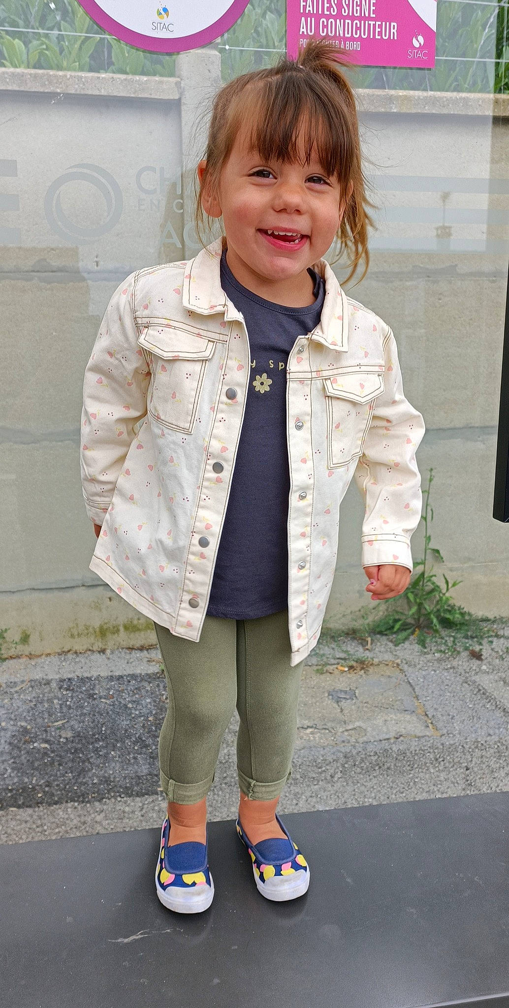 Maeva participe au concours pour gagner de l'argent avec cette photo : blazer, collar, denim, dress_shirt, fashion, formal_wear, jacket, jewellery, joint, joy, knee, neck, outerwear, person, photograph, pink, sleeve, smile, snapshot, standing