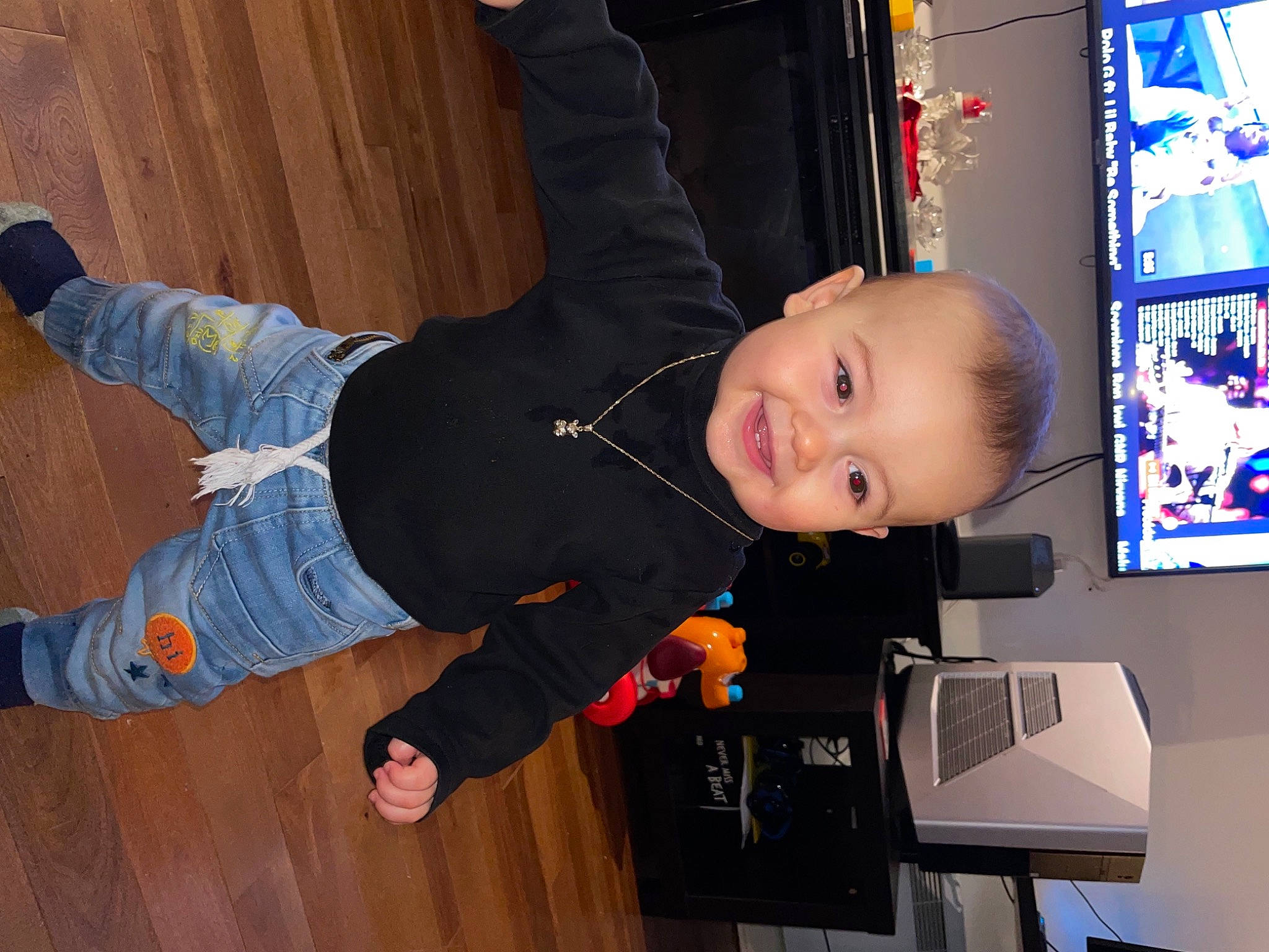 Loukas a rejoint le concours — aidez-le/la à gagner de superbes lots ! baby, baby_toddler_clothing, blurred, child, display_device, electric_blue, flooring, fun, hardwood, home_appliance, jeans, joy, laminate_flooring, machine, person, room, smile, television_set, toddler, varnish