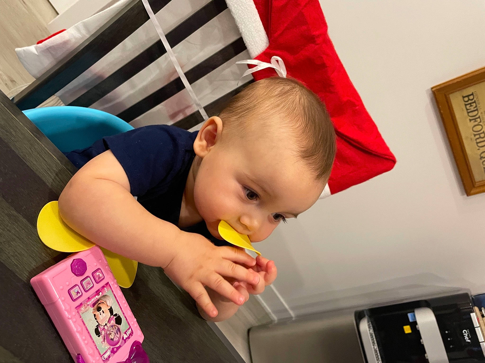 Loukas a rejoint le concours — aidez-le/la à gagner de superbes lots ! baby, baby_products, baby_toddler_clothing, baby_toys, cheek, child, comfort, fun, gadget, happy, person, picture_frame, play, room, sitting, toddler