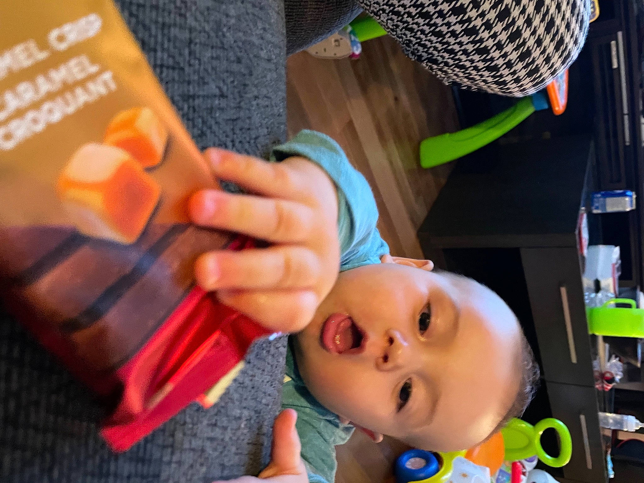 Loukas participe au concours pour gagner de l'argent avec cette photo : animation, baby, baby_products, baby_toys, child, eyelash, finger, fun, gesture, hand, happy, nail, nose, orange, person, play, room, thumb, toddler, toy