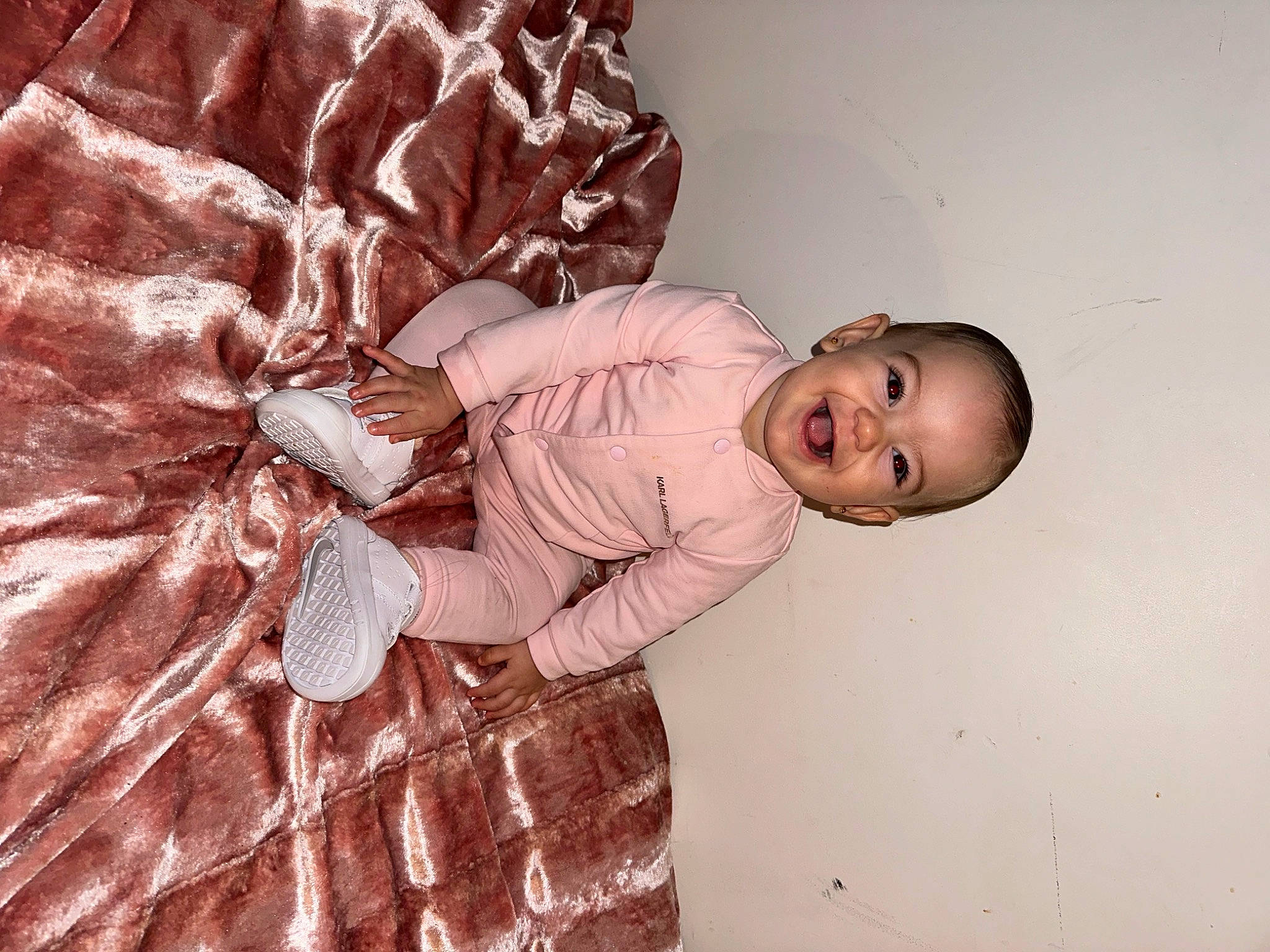 Djenna participe au concours pour gagner de l'argent avec cette photo : baby, bag, child, comfort, fun, fur, happy, human, linens, luggage_and_bags, pattern, peach, person, portrait_photography, room, sitting, sleeve, toddler