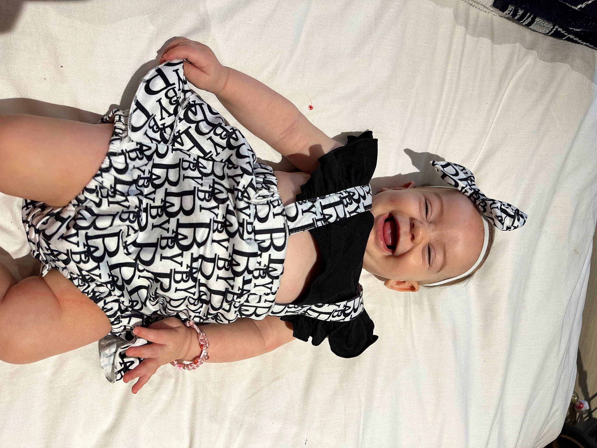 Djenna a rejoint le concours — aidez-le/la à gagner de superbes lots ! comfort, cool, dress, eyelash, fashion, finger, gesture, hairstyle, hand, happy, human, human_body, joint, leg, person, shoulder, sleeve, smile, textile, thigh