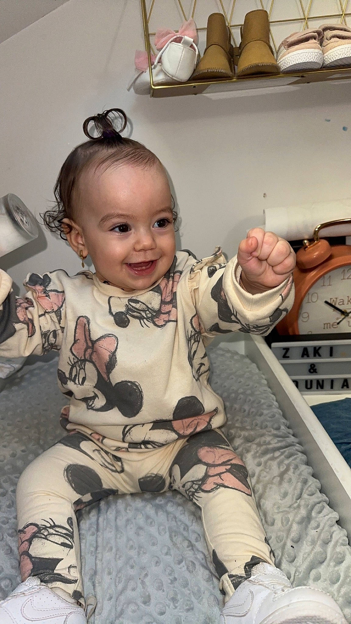 Djenna a rejoint le concours — aidez-le/la à gagner de superbes lots ! baby, baby_toddler_clothing, chair, cheek, child, comfort, cool, eye, facial_expression, flooring, fun, hairstyle, happy, joy, person, pink, room, sitting, skin, smile