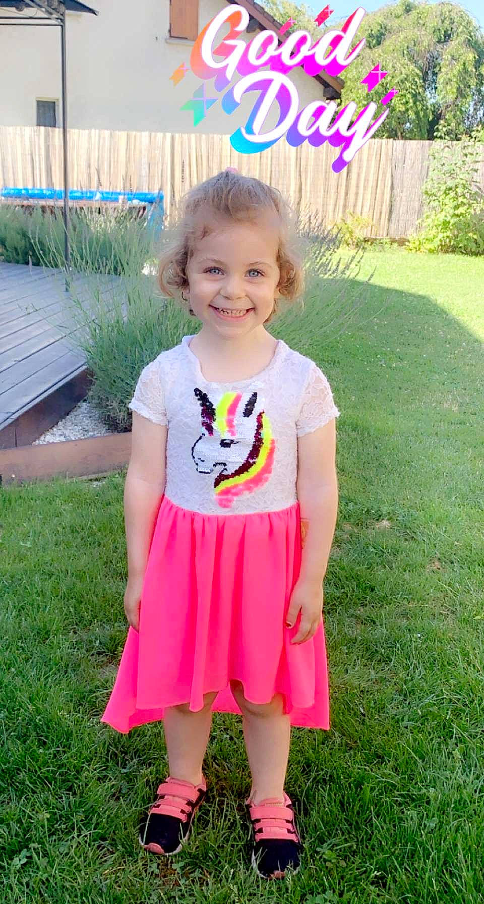 Kyara participe au concours pour gagner de l'argent avec cette photo : baby_toddler_clothing, dress, eye, face, grass, grass_family, hair, happy, head, joy, magenta, nature, pattern, people_in_nature, person, pink, plant, sleeve, smile, summer