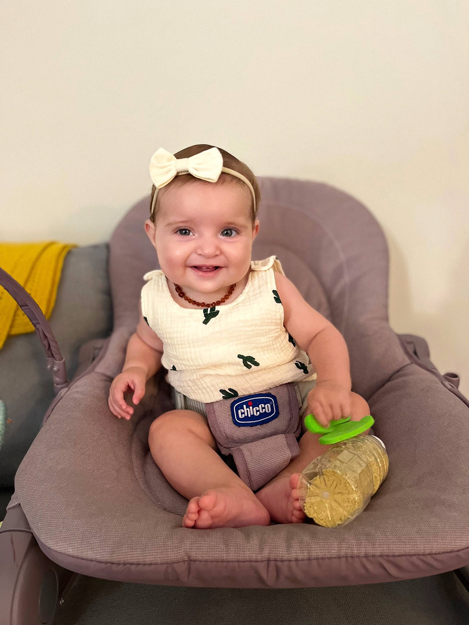 Emy a rejoint le concours — aidez-le/la à gagner de superbes lots ! arm, baby, baby_products, baby_toddler_clothing, chair, child, comfort, face, finger, fun, goggles, happy, human_leg, joy, knee, leg, person, personal_protective_equipment, skin, smile